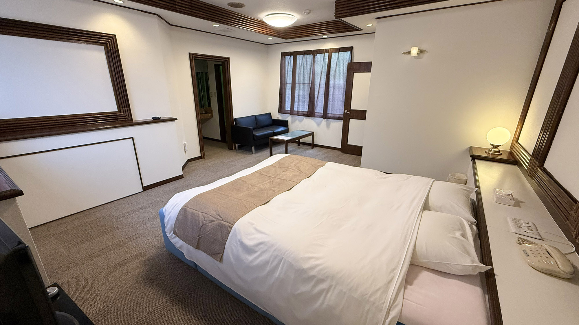 ・【室内】ふかふかのダブルベッド。リラックスしてお休みいただけます