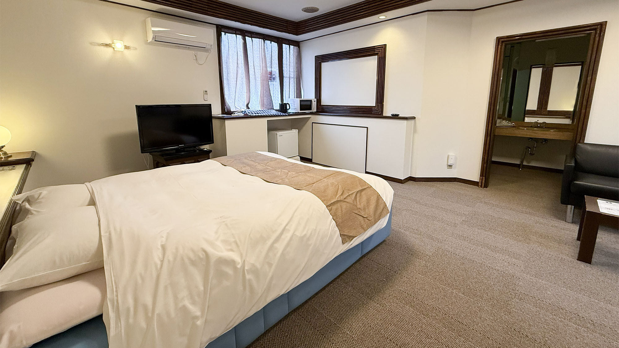 ・【室内】シンプルで使いやすい客室◎ベッド・ソファ・テレビ必要なものが揃う快適空間です