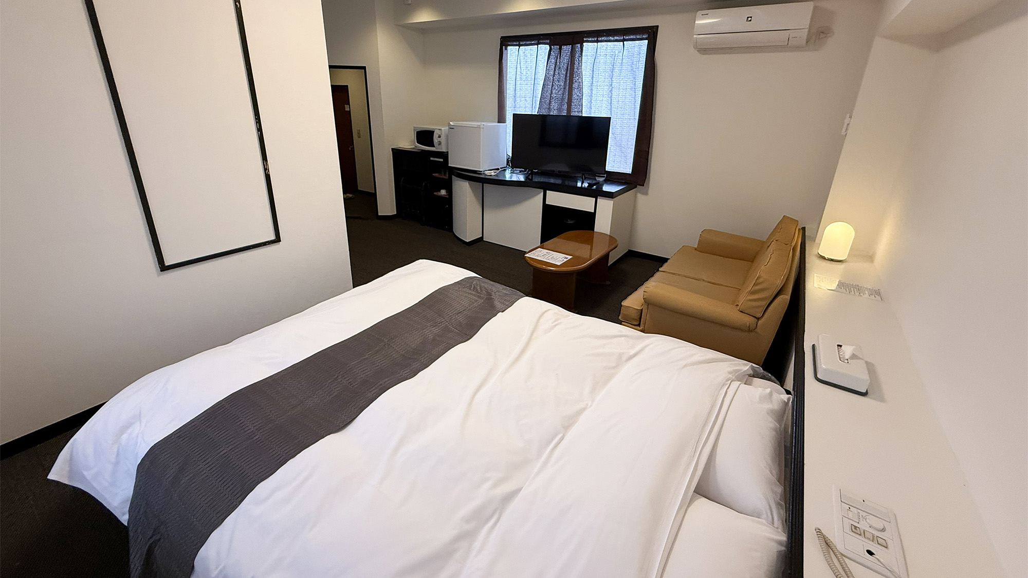 ・【室内】最大2名様までご宿泊いただけるダブルベッドのお部屋。Wi-Fiを完備しております