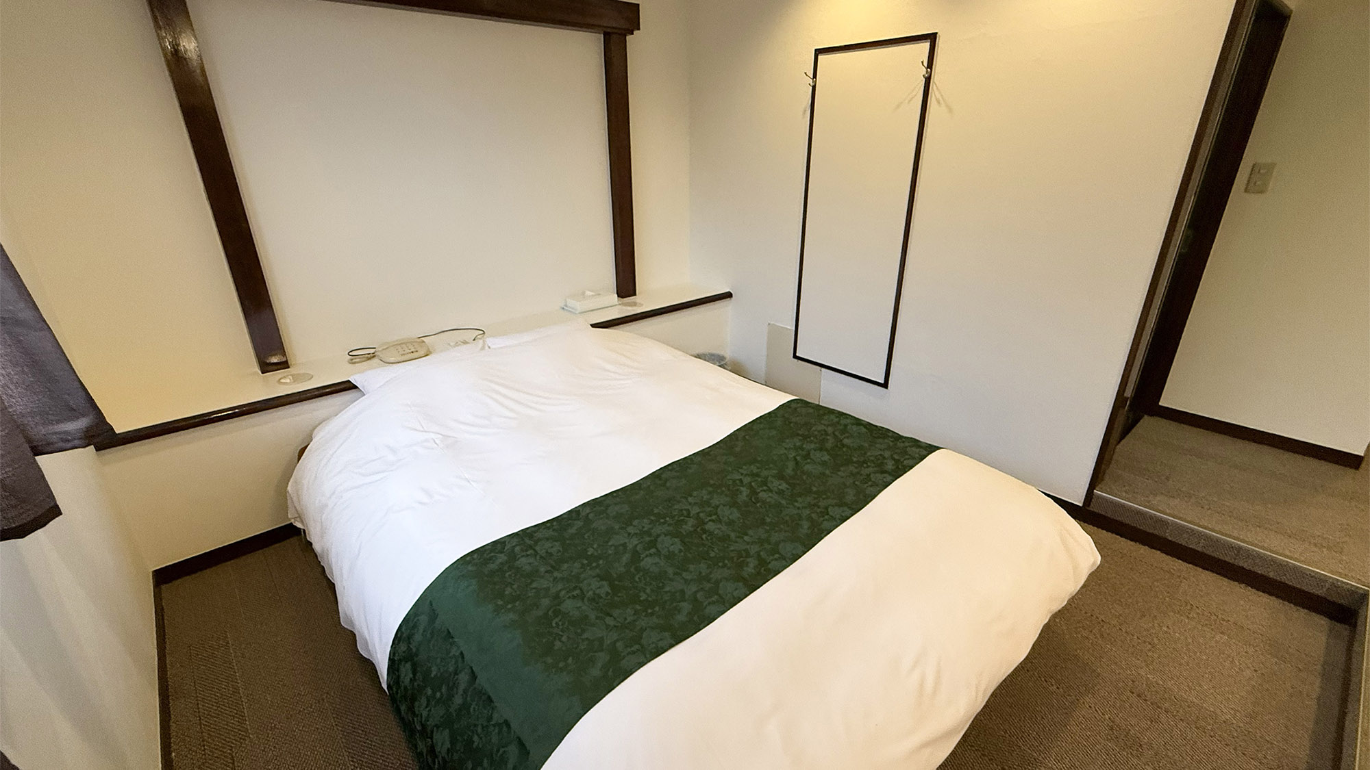 ・【ドームテント付きコテージ】快適なダブルベッドはお部屋ごとに異なる雰囲気を楽しめます