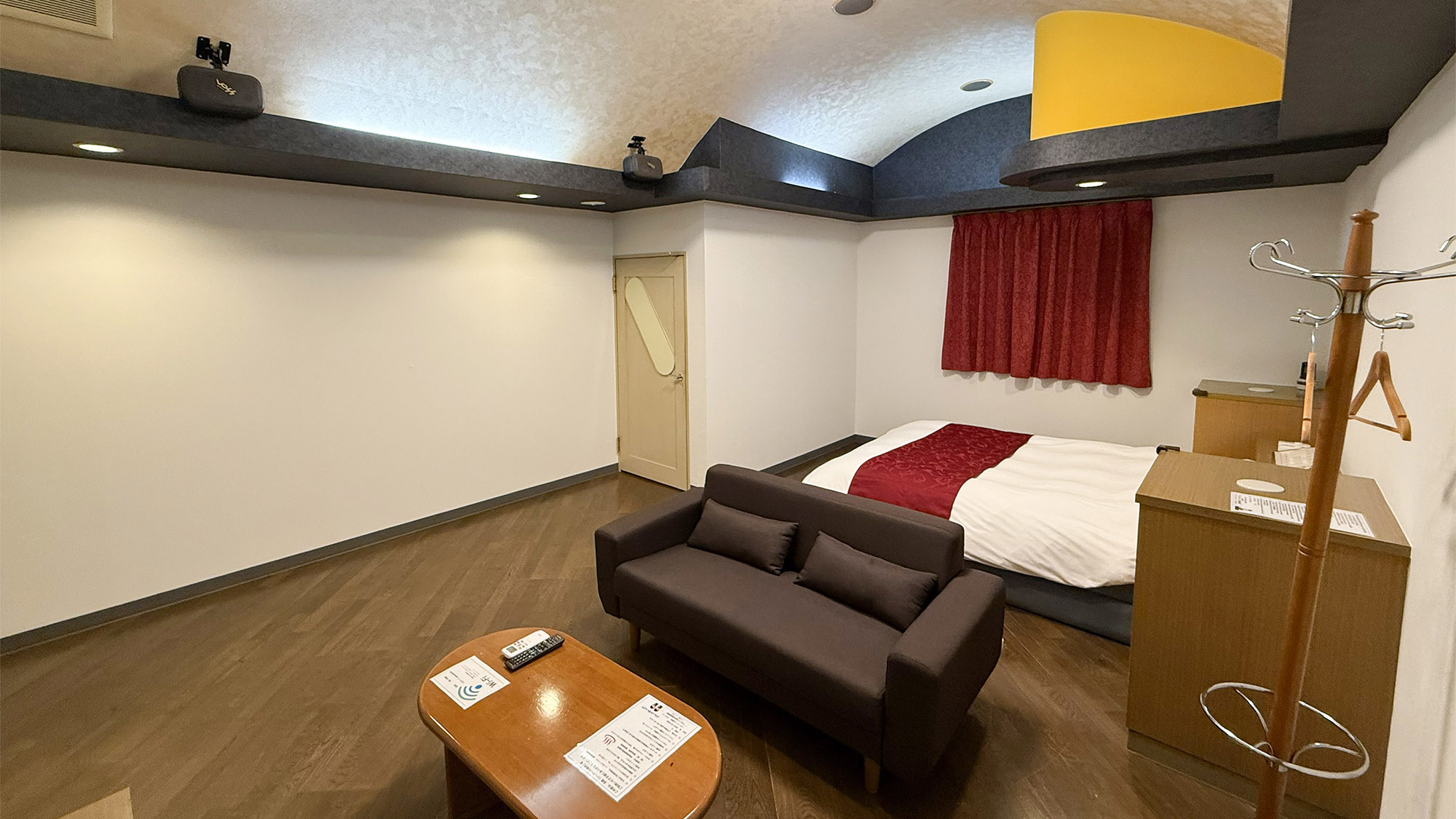 ・【連棟式コテージ】冷蔵庫・電子レンジ完備♪ベッドとソファのある広々としたお部屋です