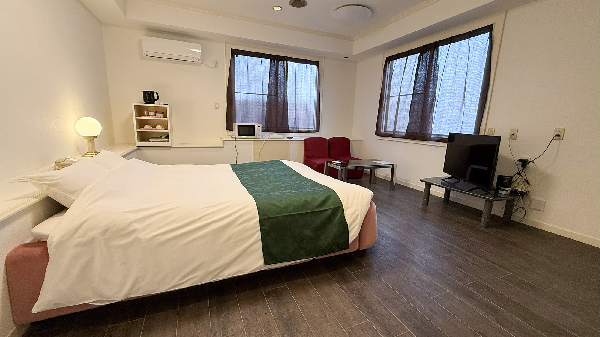 ・【独立タイプコテージ】隣の音が気になりづらいコテージ。ダブルベッドと充実設備で快適な滞在を