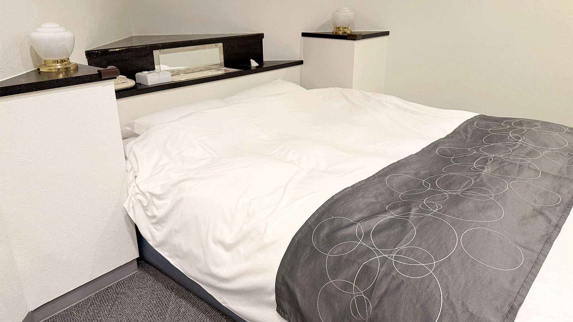 ・【室内】広々としたダブルベッド完備。ゆったり休める快適空間でのびのび過ごせます