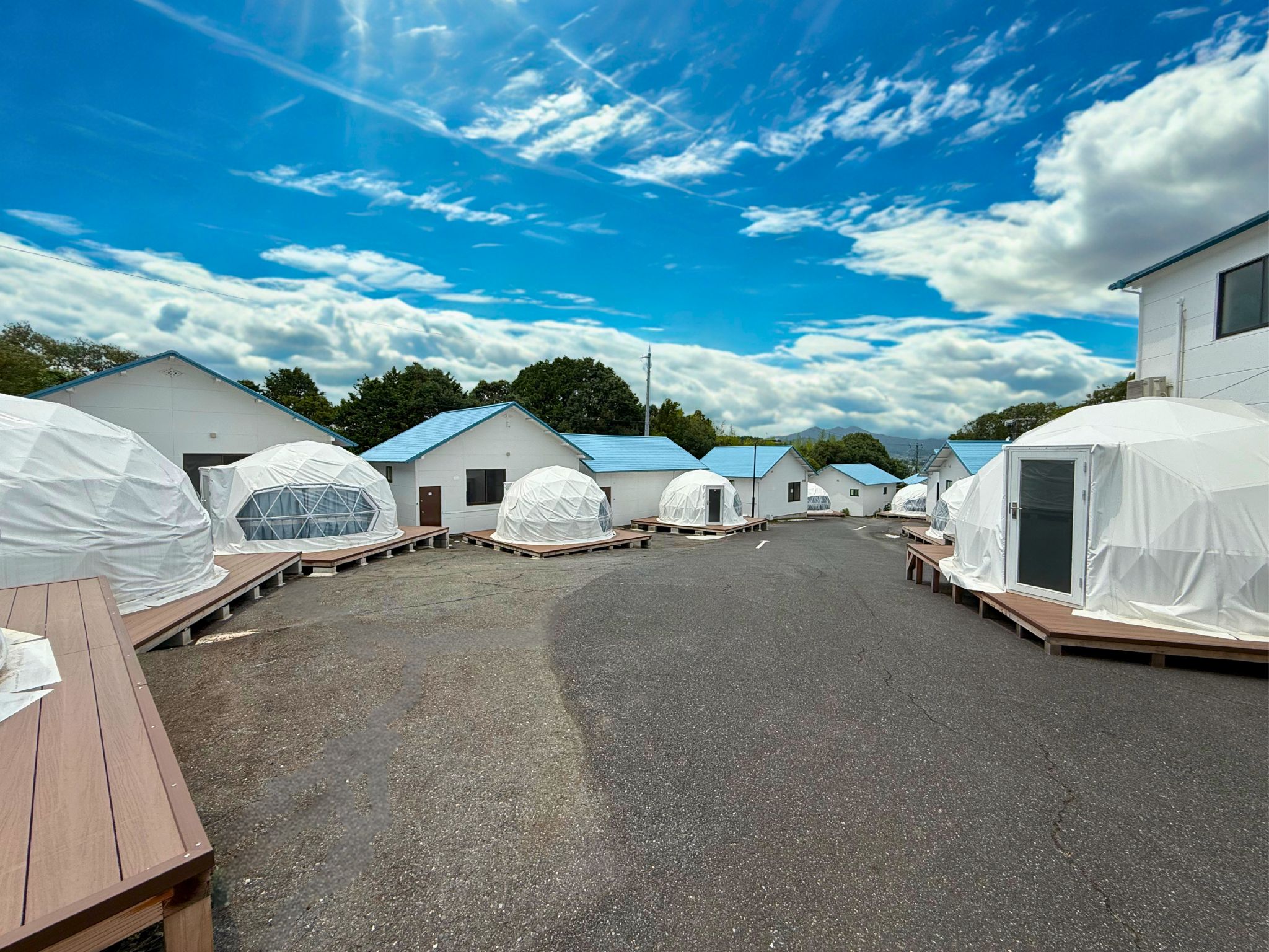 コテージタイプ＋ドームテント外観