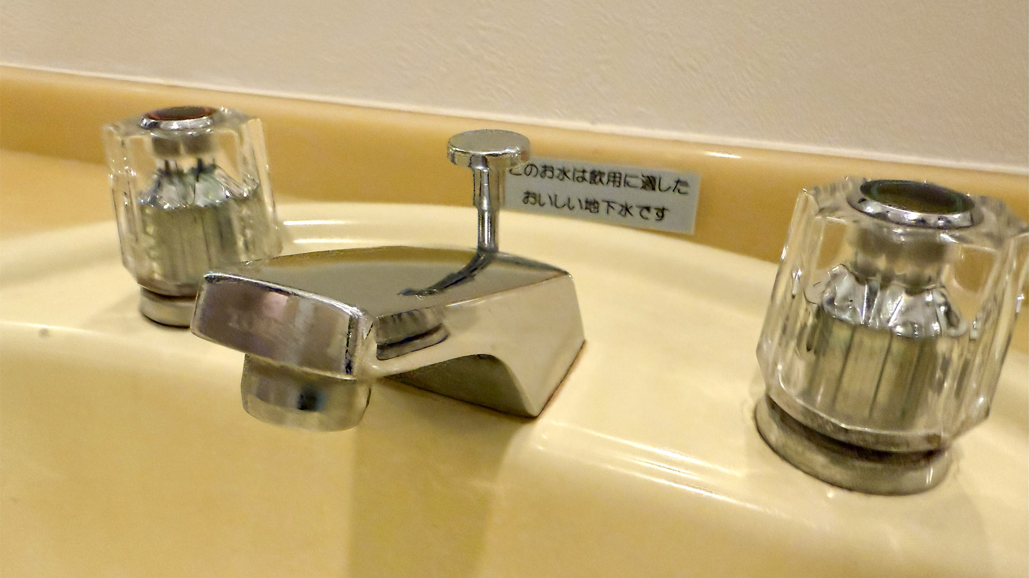 ・【洗面台】広々とした洗面台は明るく清潔◎大きな鏡で身支度がしやすい快適な洗面スペース