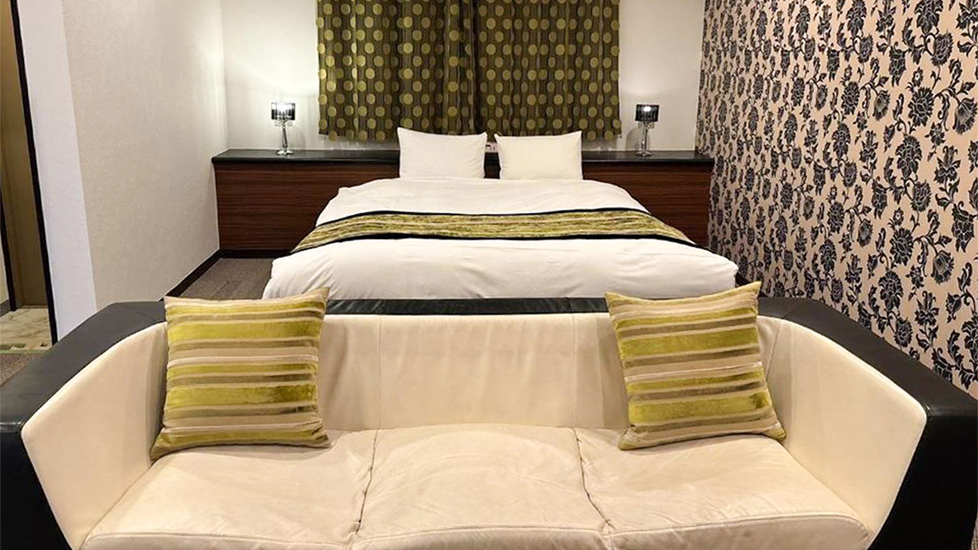 ・【室内】ベッドとソファがある広々空間。まるで自宅にいるような感じでくつろげる♪