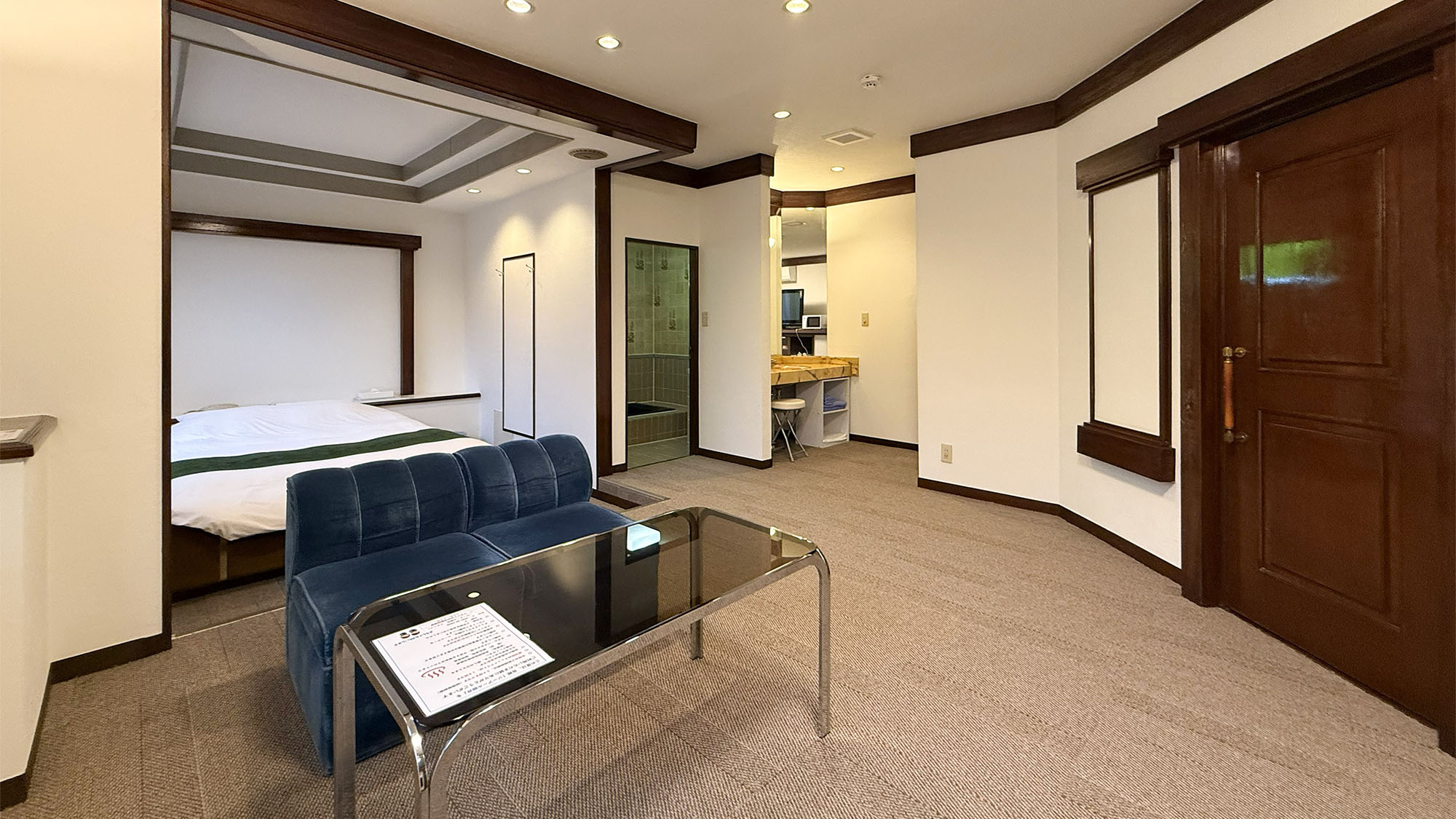 ・【ドームテント付きコテージ】広々とした室内空間。ダブルベッドとソファで快適に過ごせます