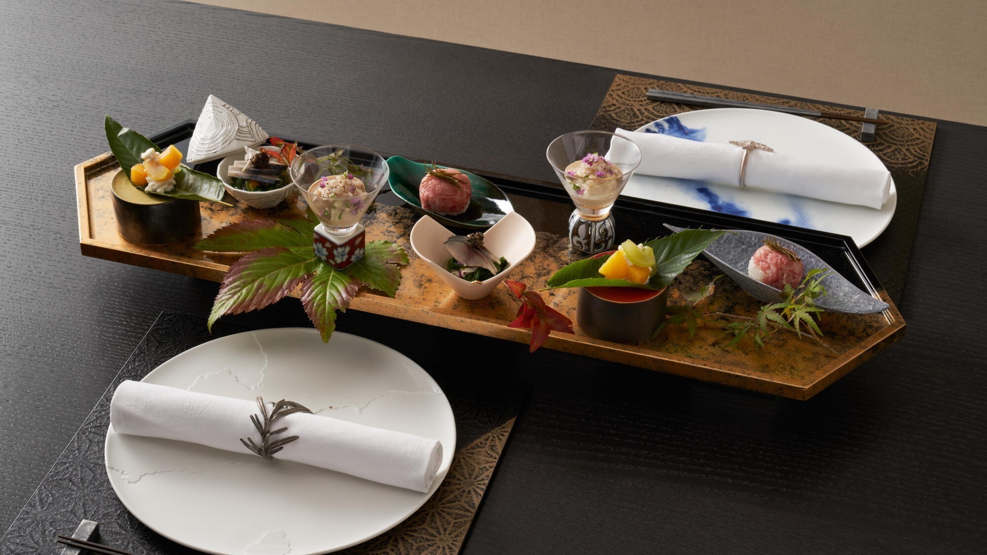 ◆夕食一例（六つ喜）｜海の幸を中心にひと皿ひと皿、丁寧に仕上げた、会席スタイルで愉しむ。