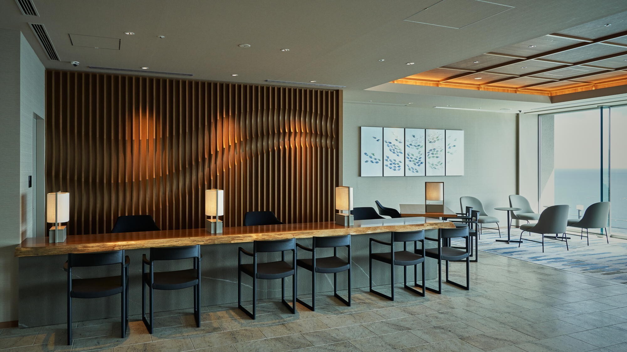 ◆レセプション｜エントランスから専用エレベーターで最上階へ。水天一碧の情景が広がる。（8F）