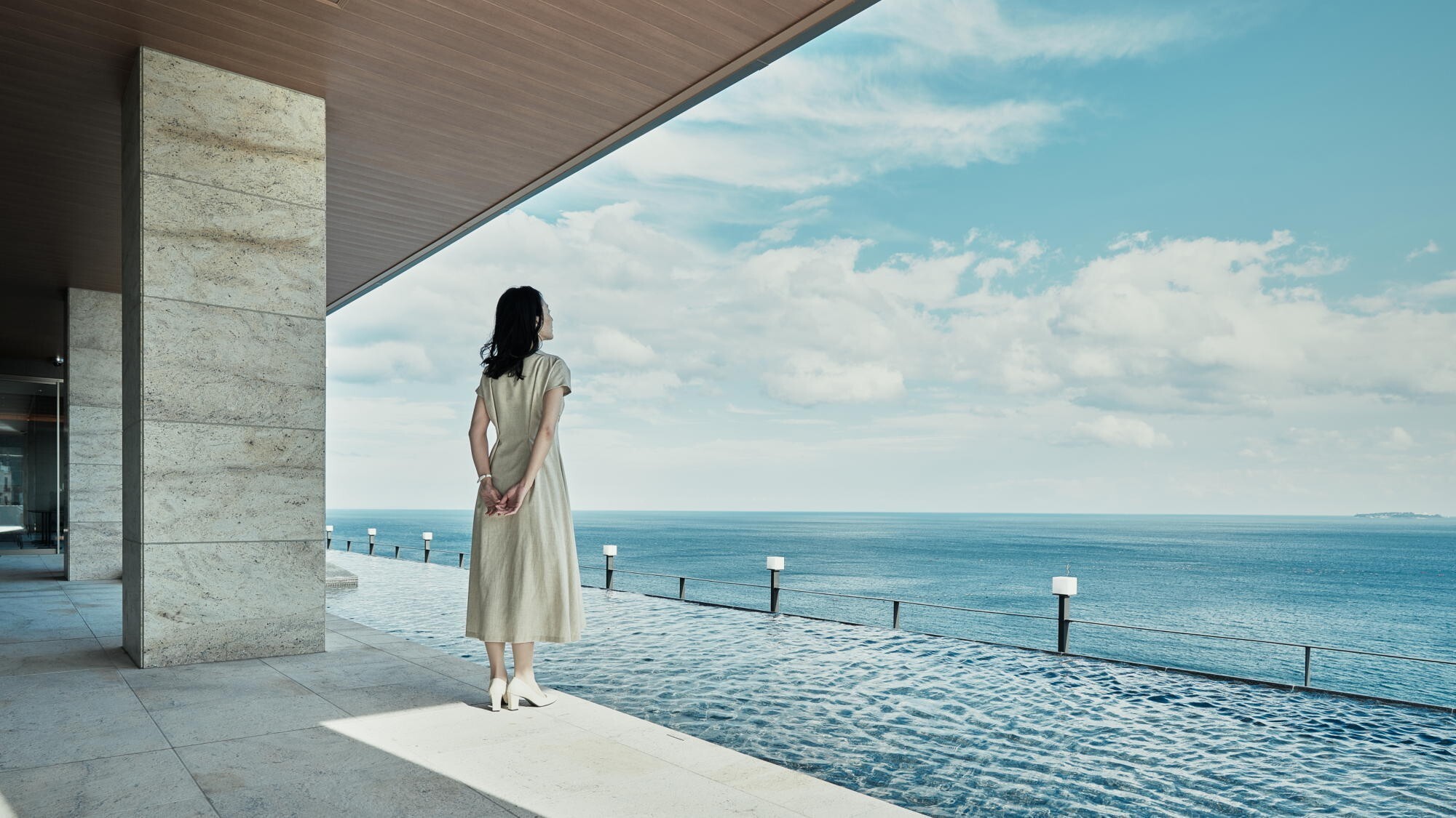 ◆水盤テラス｜どこまでも続く海景と爽やかな風が吹き抜ける心地よい空間。