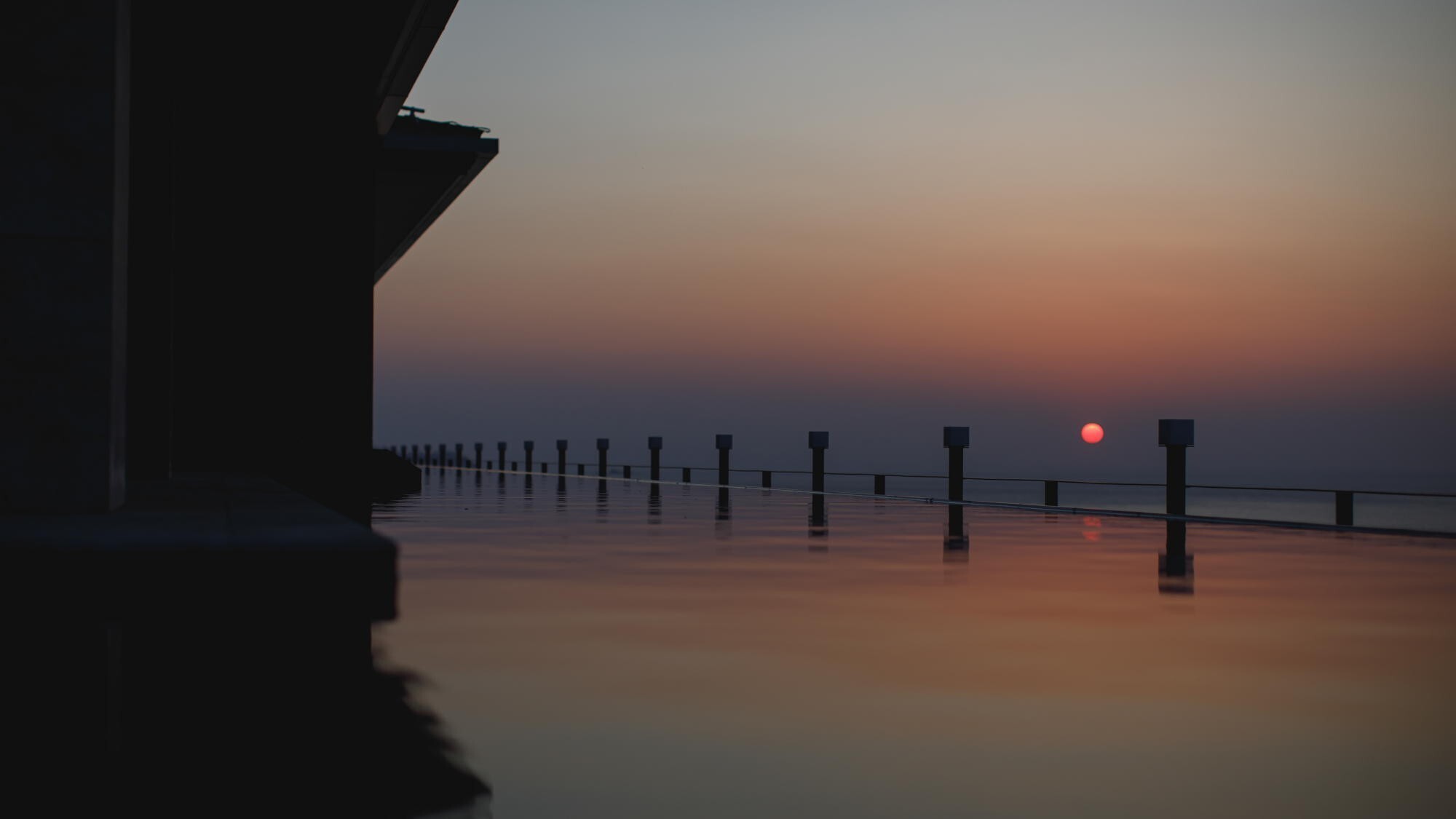 ◆水盤テラス｜相模湾に昇る朝日と共に、麗らかな活力を。
