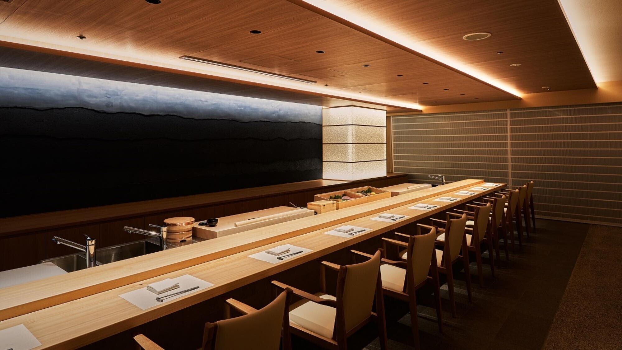 ◆夕食一例（鮨 藍寿）｜寿司職人との会話を愉しみながらいただく至福の一品。