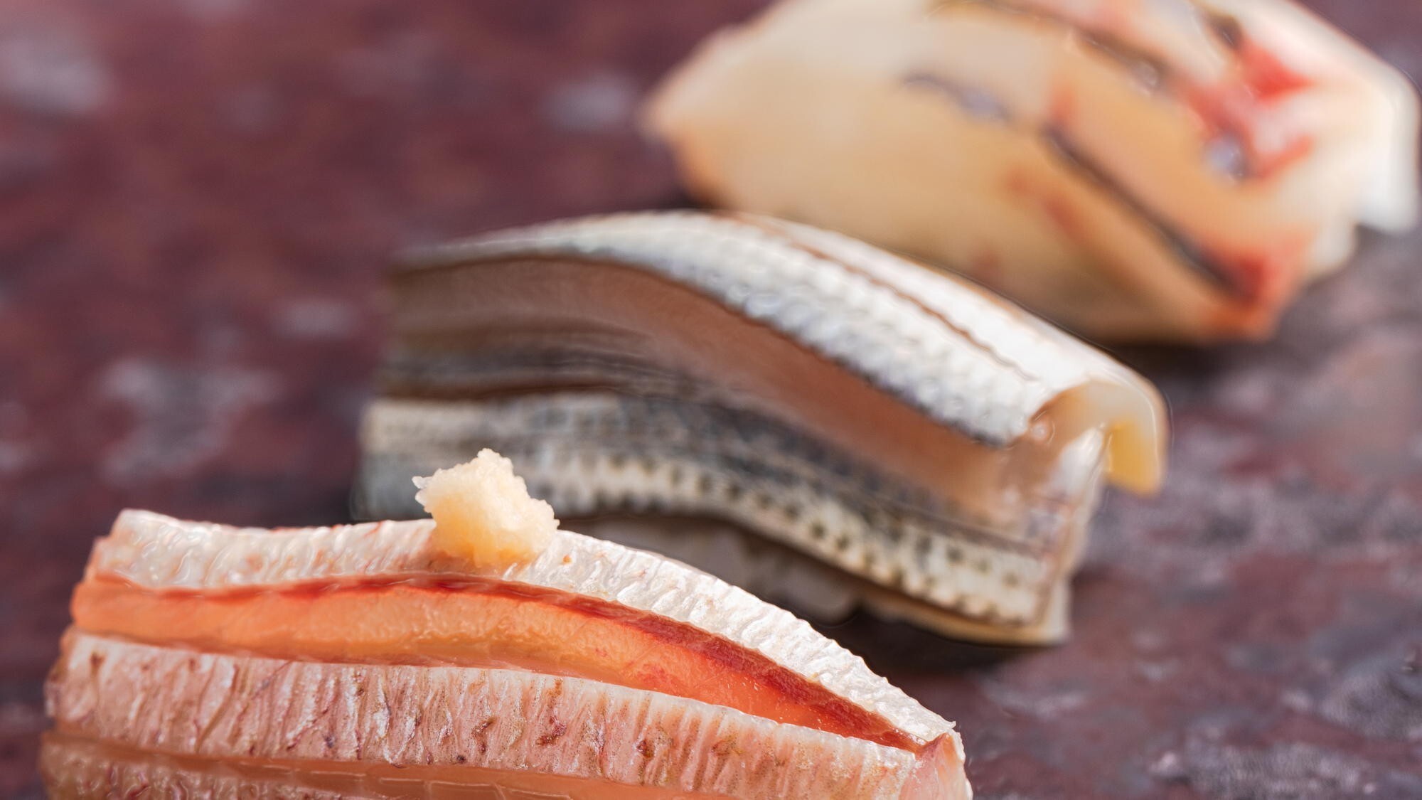 ◆夕食一例（鮨 藍寿）｜ネタとなるのは厳選した新鮮な海の幸。その日の新鮮な最上に舌鼓。