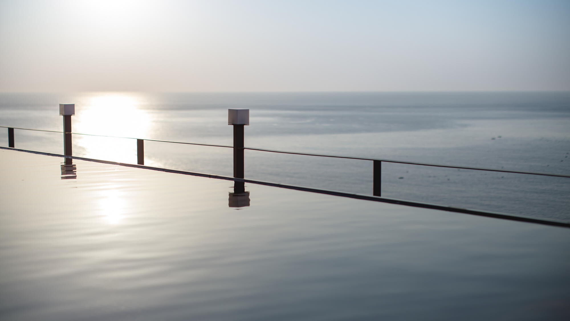 ◆水盤テラス｜海や空と一体になった水面が揺らめく水盤テラス。