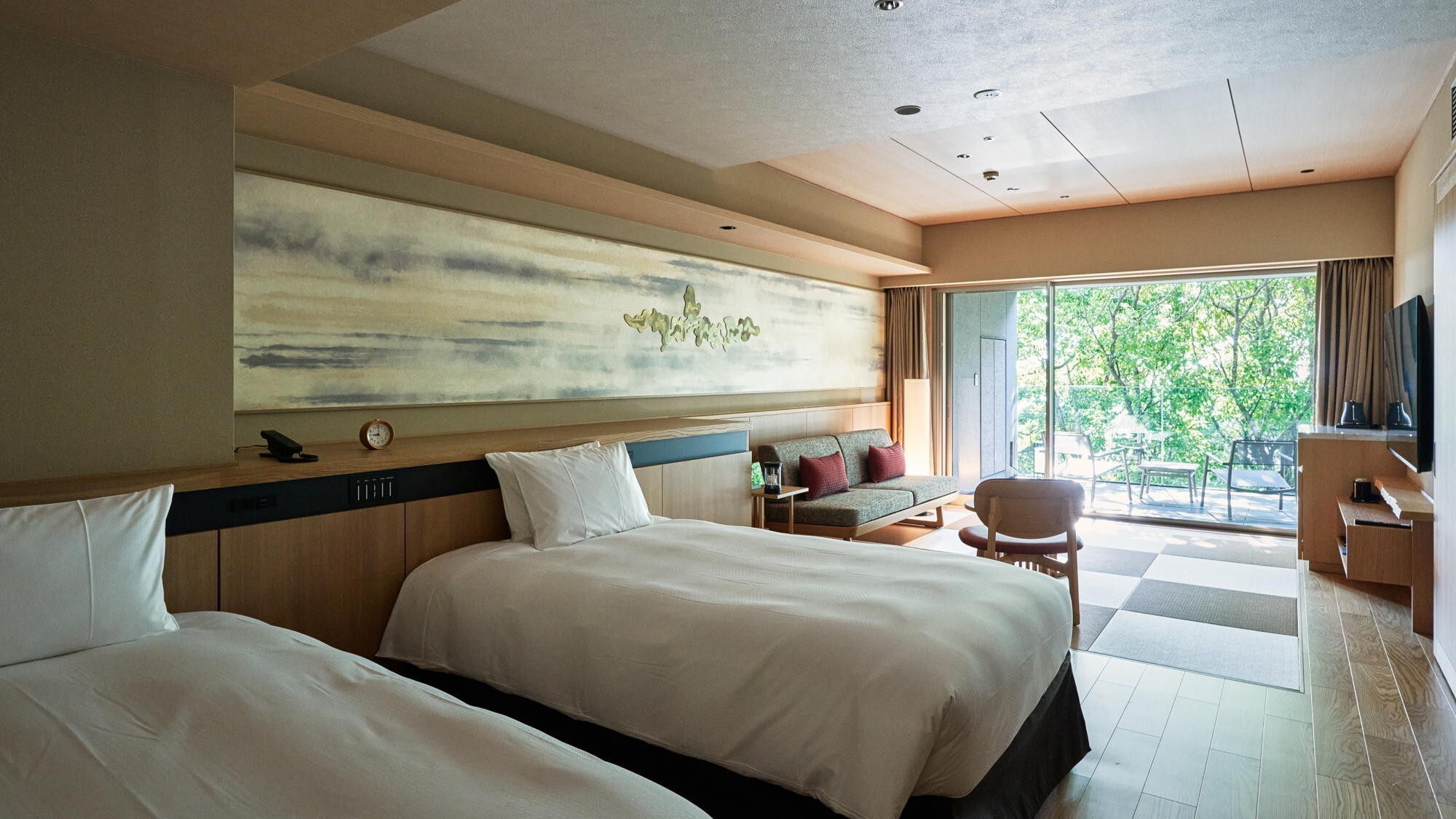 ◆デラックスルーム低層階（和タイプ）｜木々のやさしさ、畳の感触や温もりを感じるお部屋。