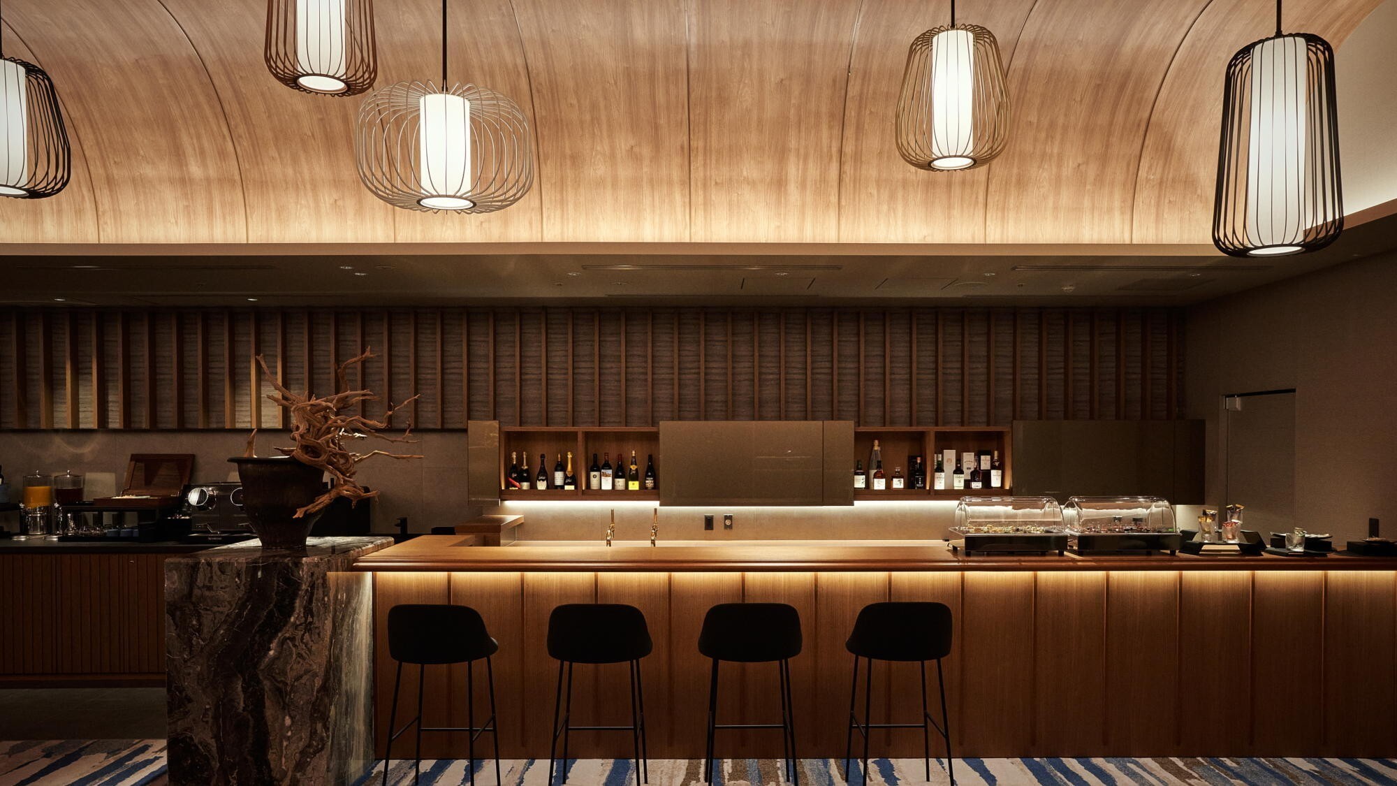 ◆ラウンジ　間　AWAI｜大海原を望む最上階に位置する、旅先での特別な時間が愉しめるゲストラウンジ。