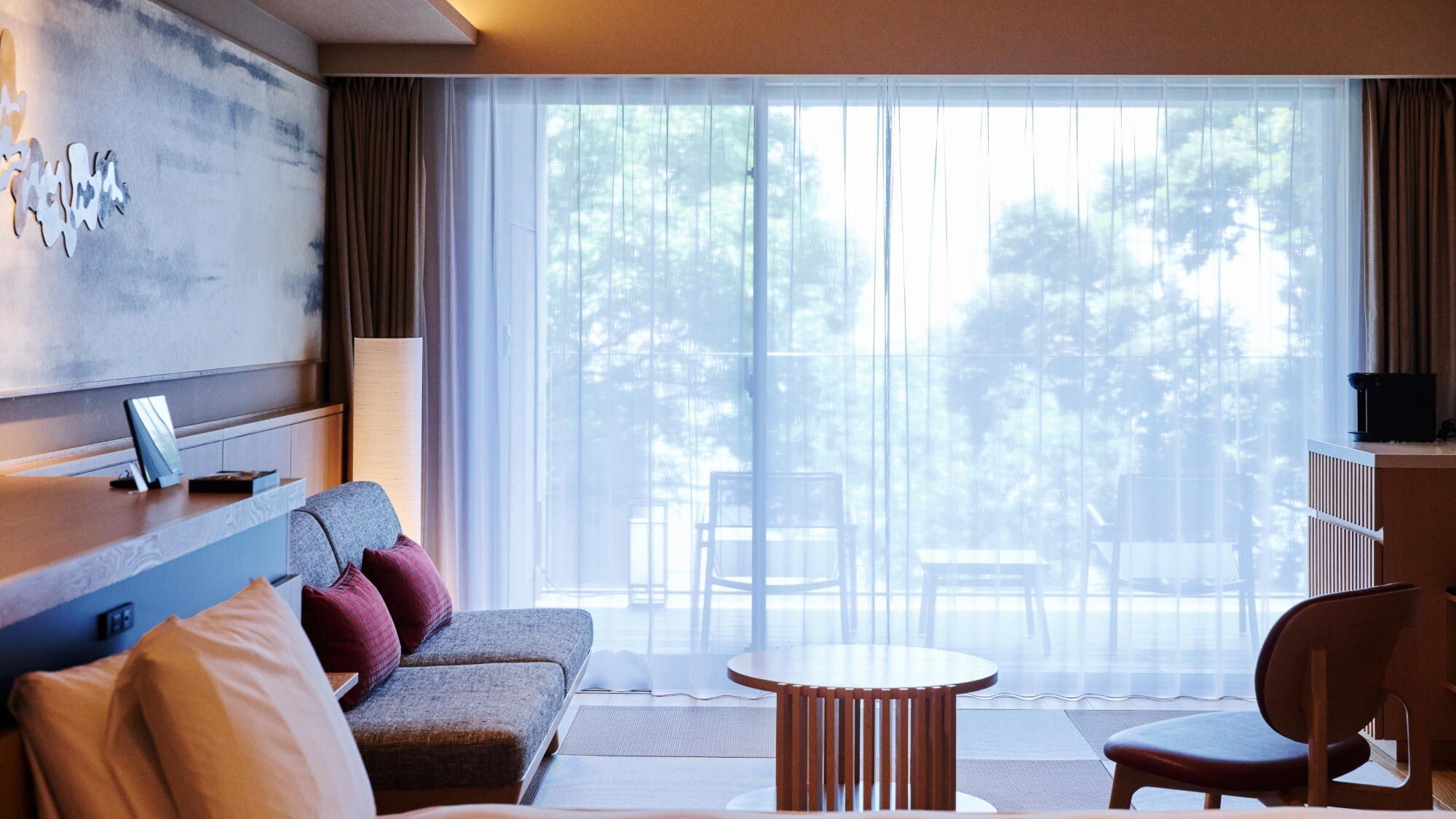 ◆デラックスルーム高層階（和タイプ）｜窓の景色と和の設えが調和する、癒やしの間。