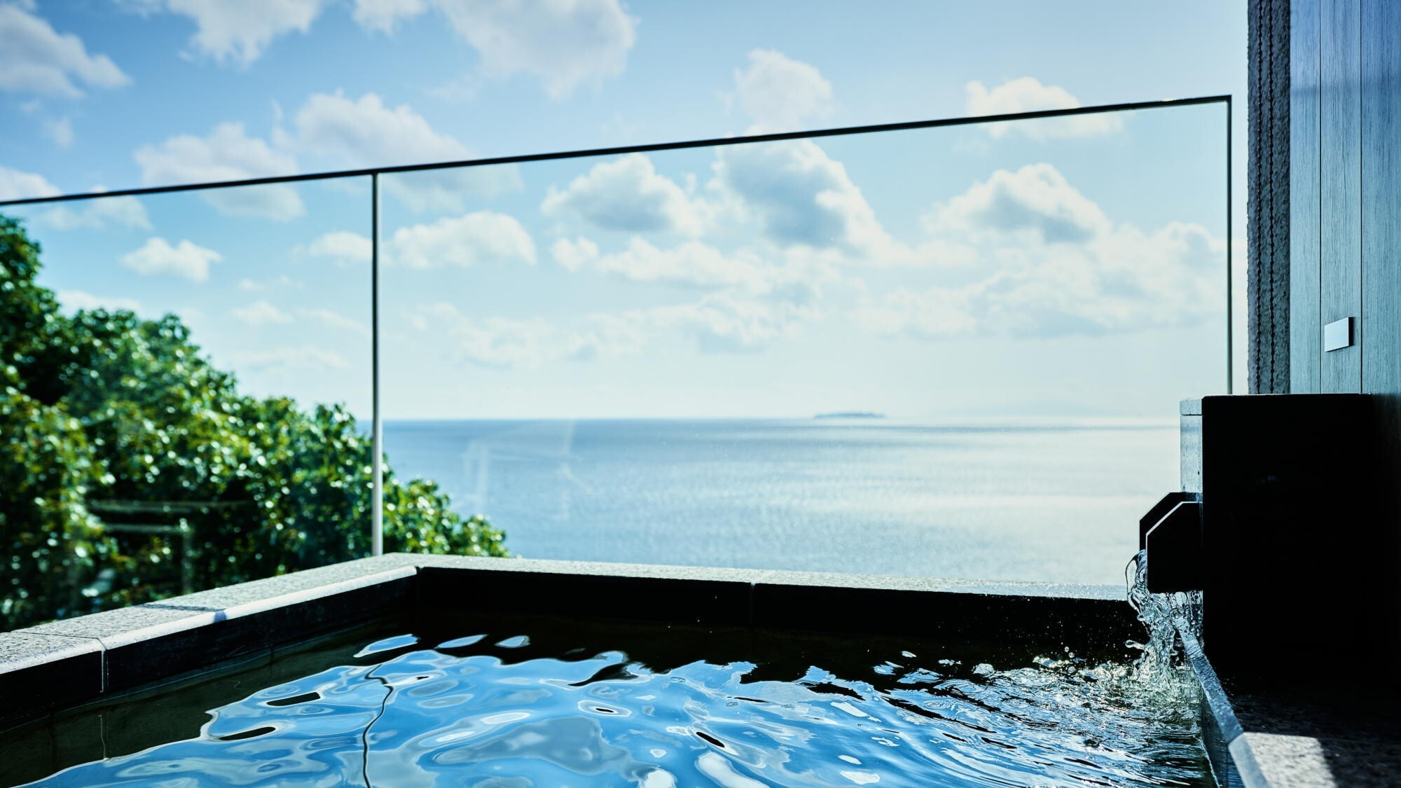 ◆佳ら久ルーム｜眼前に広がる相模湾を眺めながら寛ぐ、露天風呂。