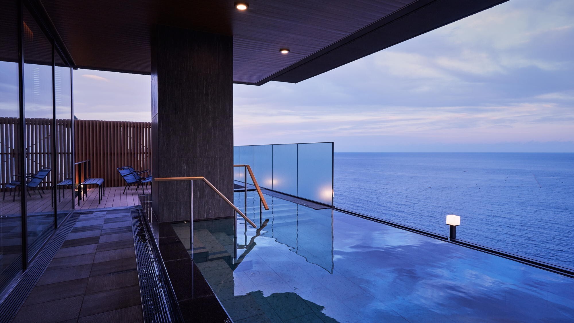 ◆展望露天風呂「想海」｜刻々と移り変わる海景を眺めながら得られる心身の開放。