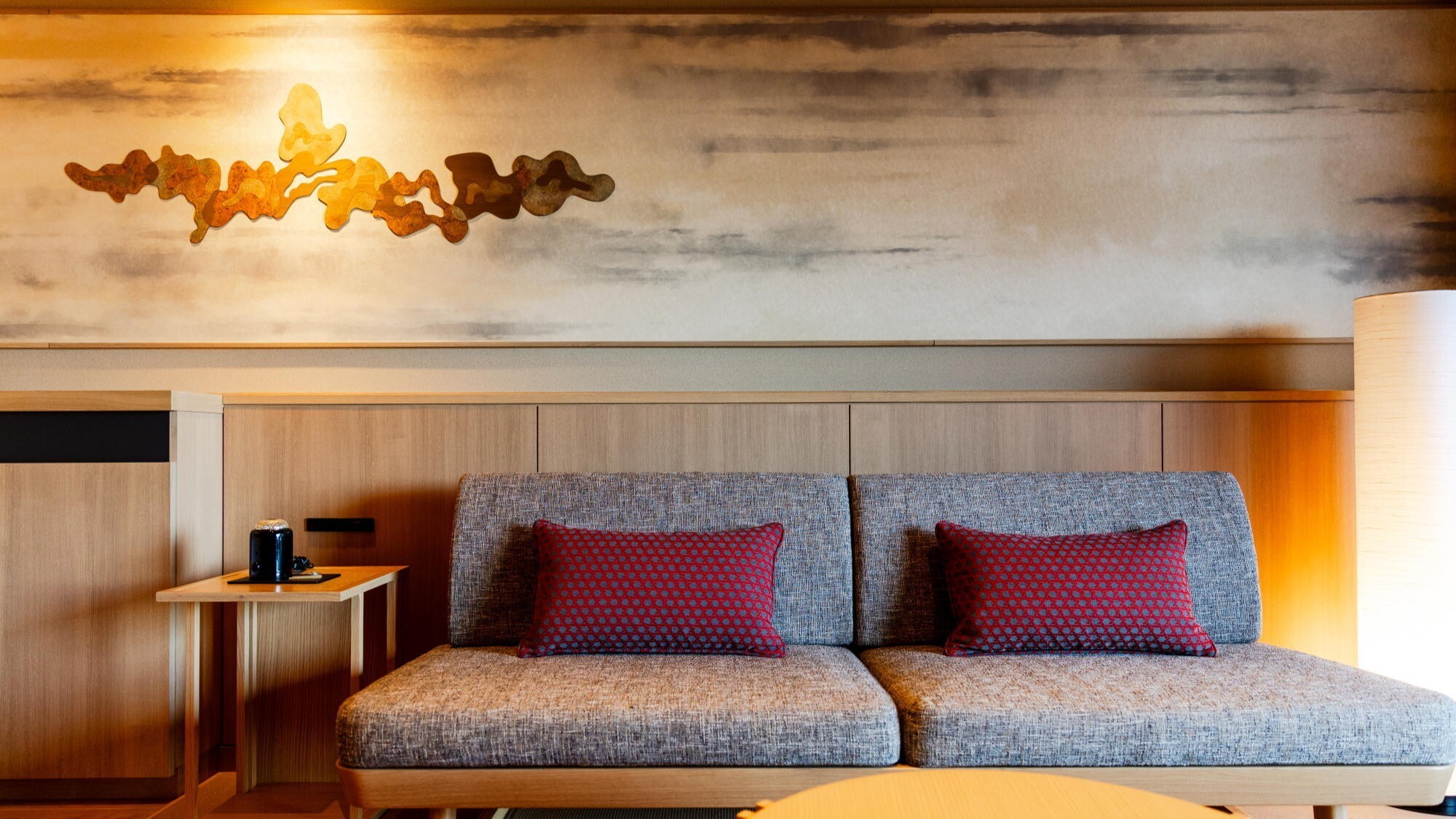 ◆デラックスルーム（和タイプ）｜温かな色味を基調とした家具を揃えている。