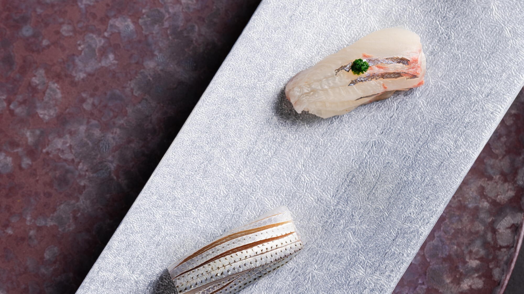 ◆夕食一例（鮨 藍寿）｜檜の一枚板を使った美しいカウンター越し、職人が生み出す上質な美味をご堪能。