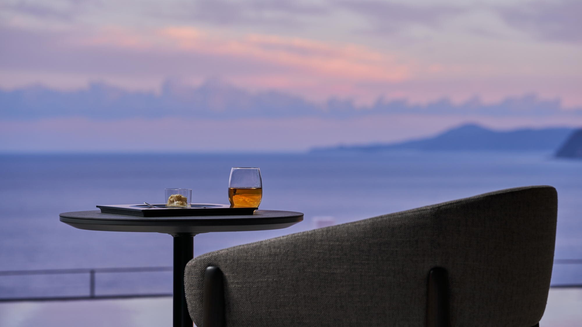 ◆ラウンジ　間　AWAI｜ゲストそれぞれの&ldquo;間&rdquo;を思い思いにお過ごしいただける空間。