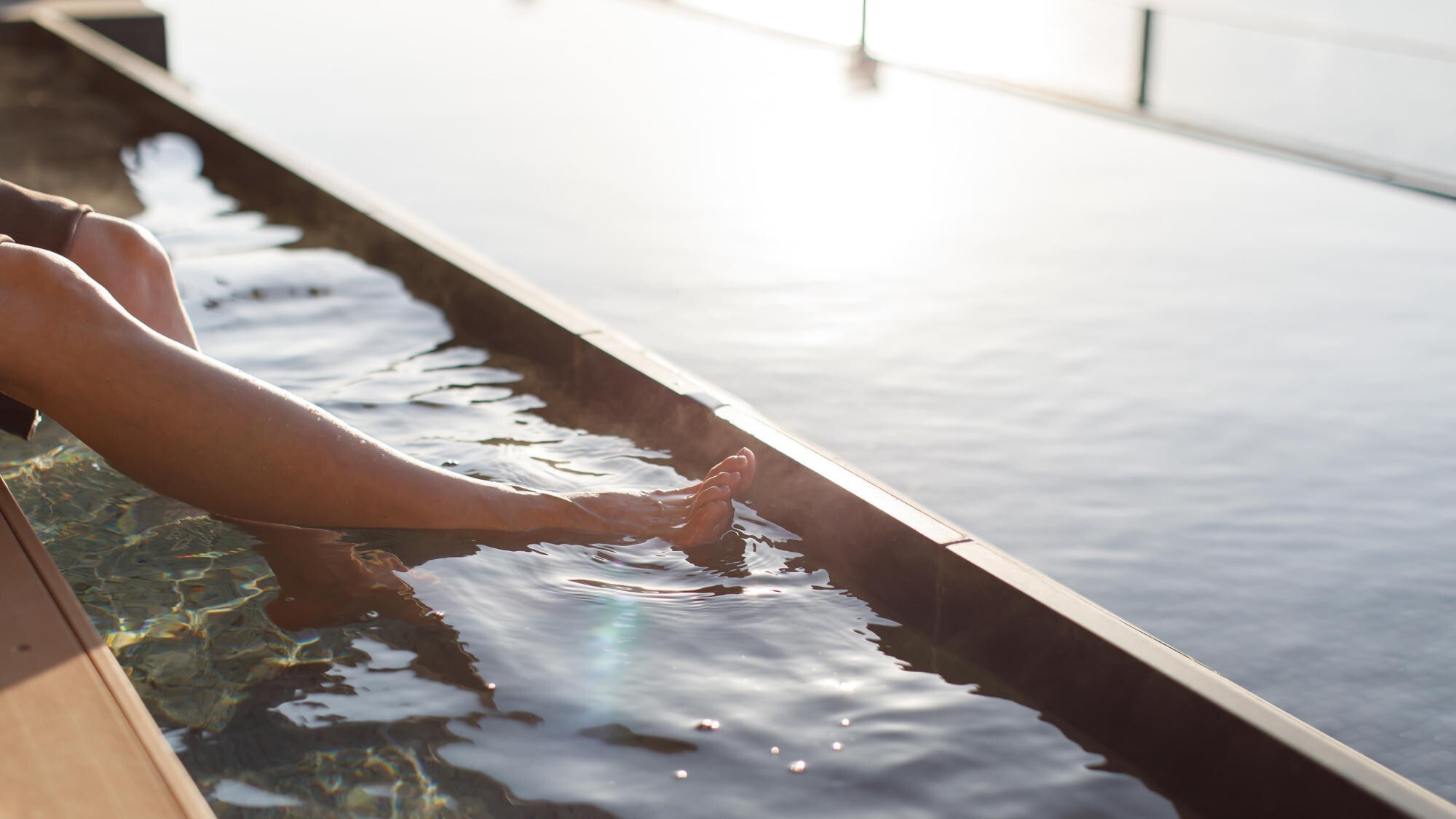 ◆足湯｜最上階に位置するテラスでは、相模湾を望みながらの足湯を堪能。