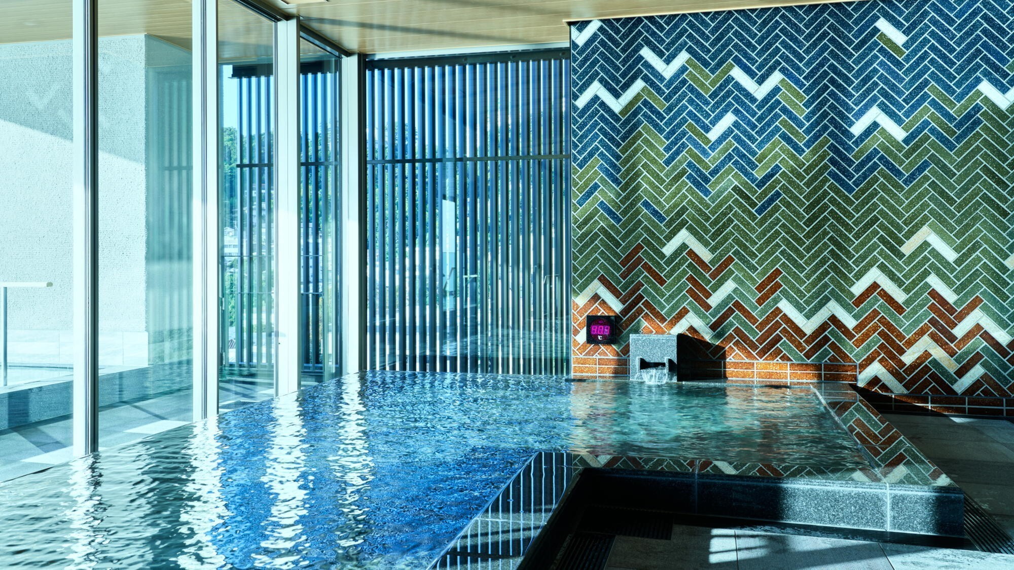 ◆展望露天風呂「阿多美」｜外の空気も感じられる全面ガラス張りのモダンで洗練されたデザイン