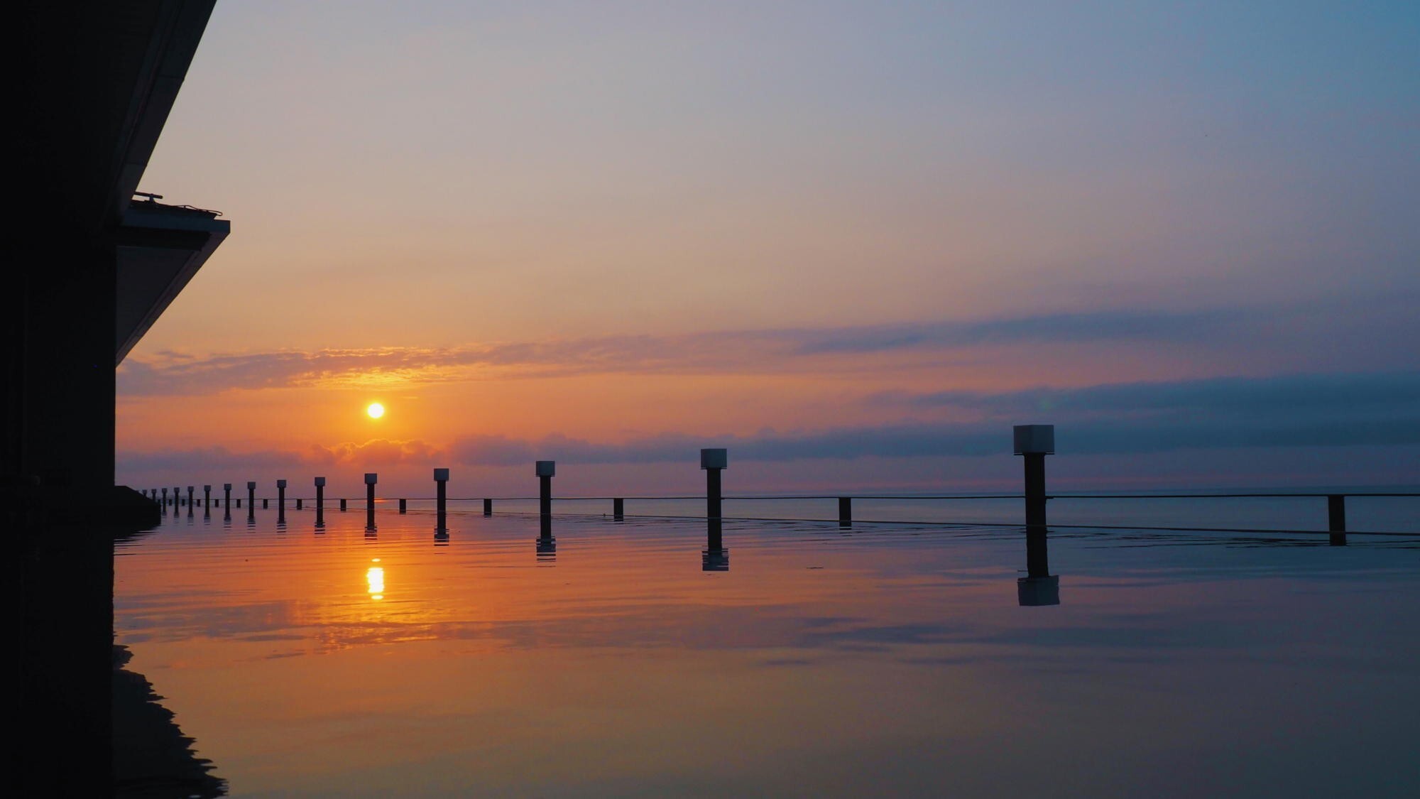 ◆水盤テラス｜早朝の朝日が今日一日の活力となり、感動的な高揚感を生み出す。