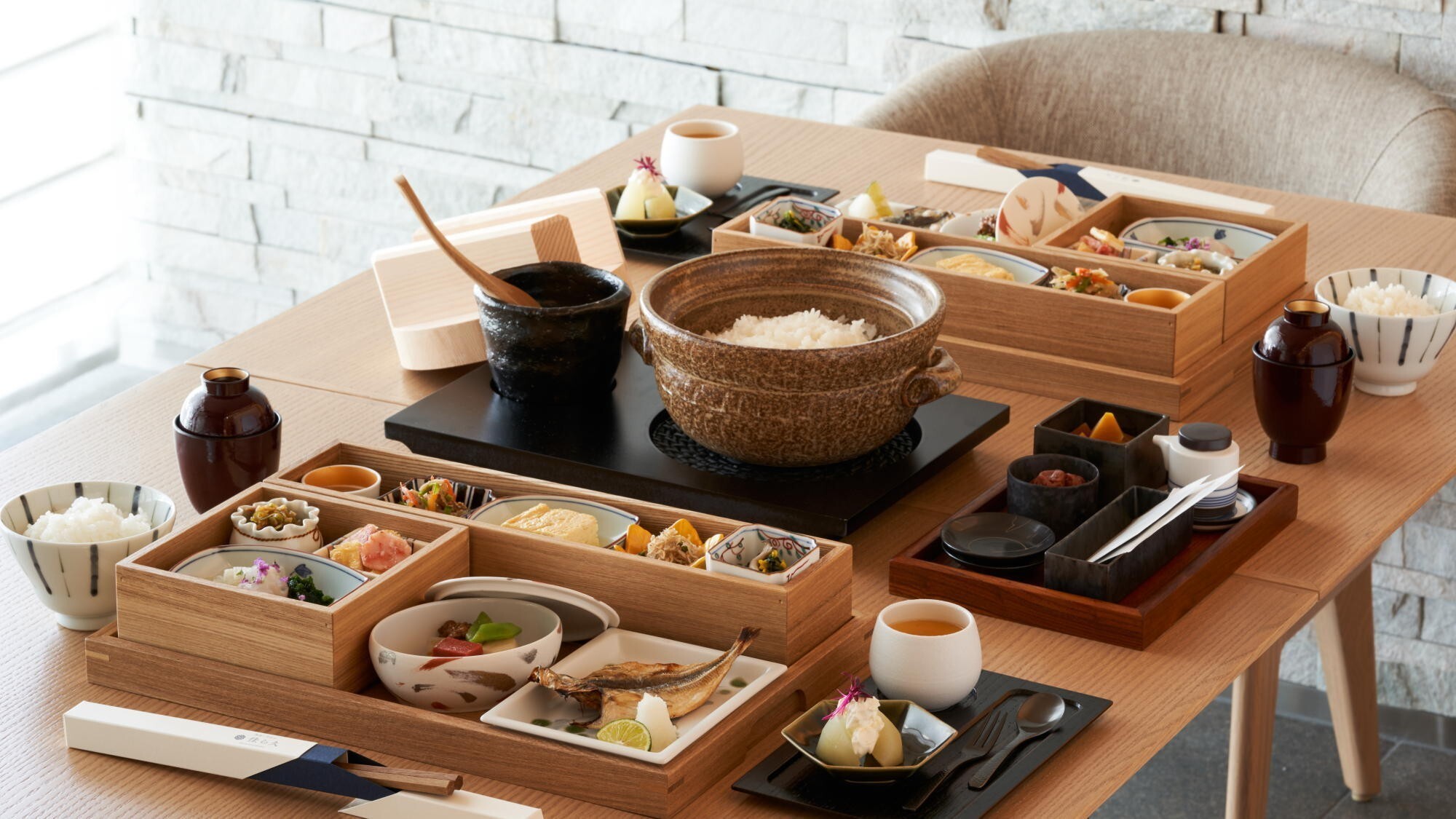 ◆朝食一例｜伊豆山 佳ら久オリジナルブレンド米と、美味しさを引き立てる副菜を多数ご用意。