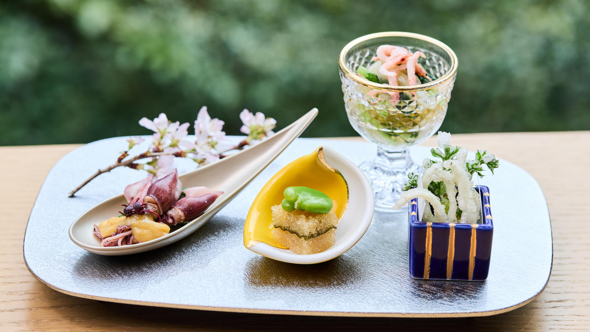 ◆夕食一例（六つ喜）｜季節を主題とし、四季を通じて彩りと味わいを豊かに感じる和会席。※写真は一例