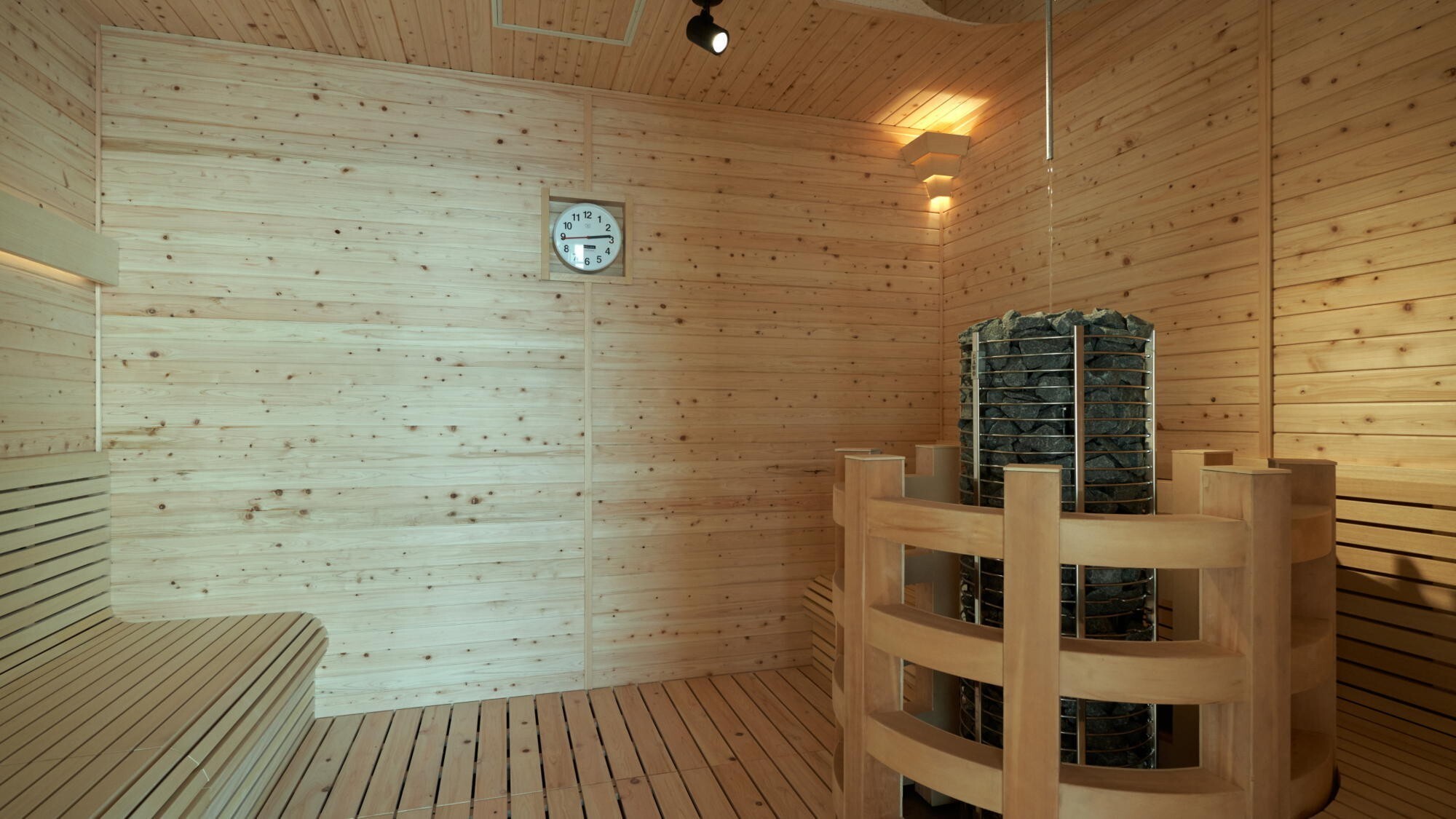 ◆スモークサウナ｜木の優しい感触がとても心地良く感じ、じんわりと体の芯まで温める。（女湯・男湯共通）