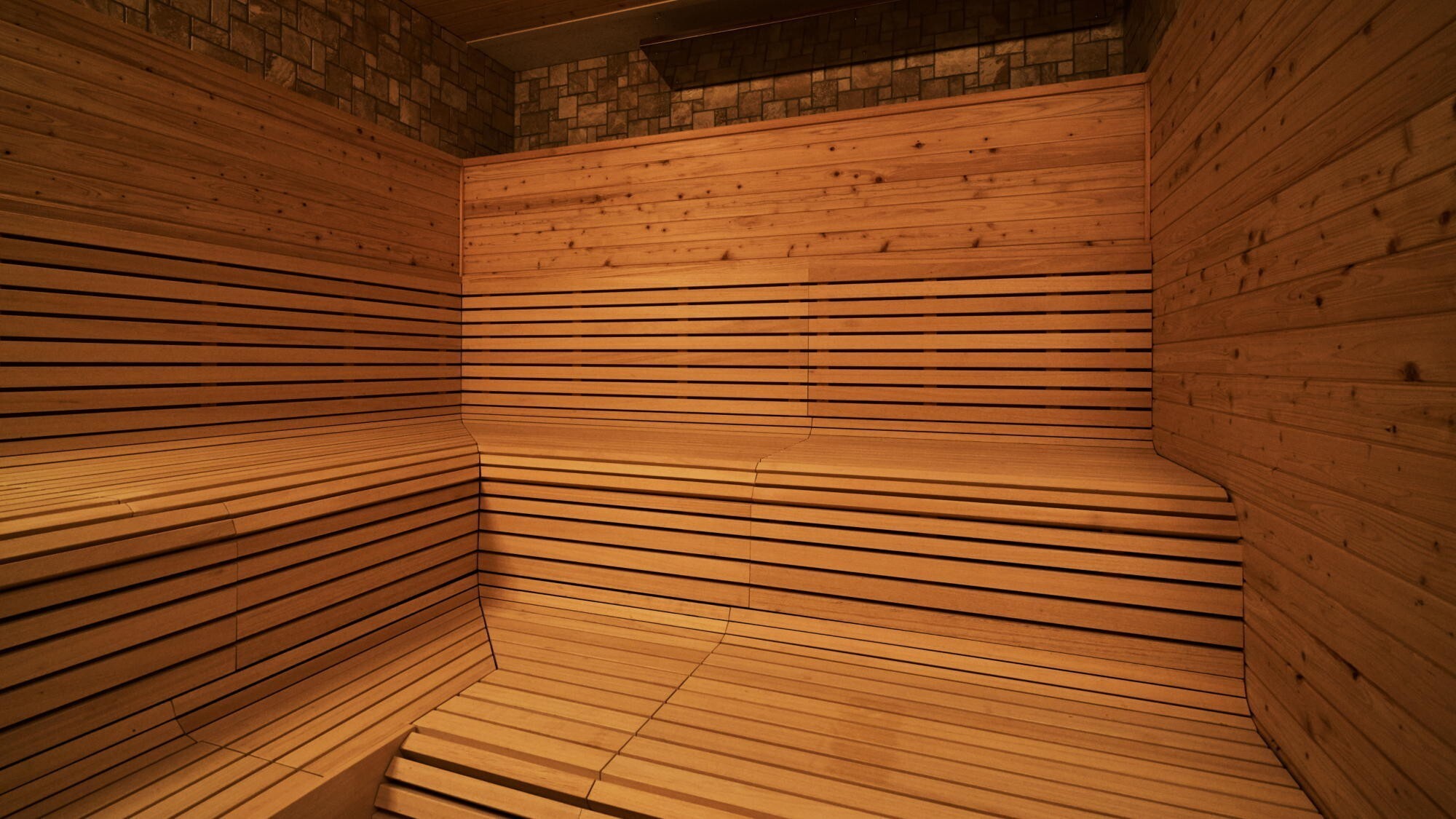 ◆ドライサウナ｜心地よい温かさが心と体をリラックスさせ、日常のストレスを和らげる。（男湯）