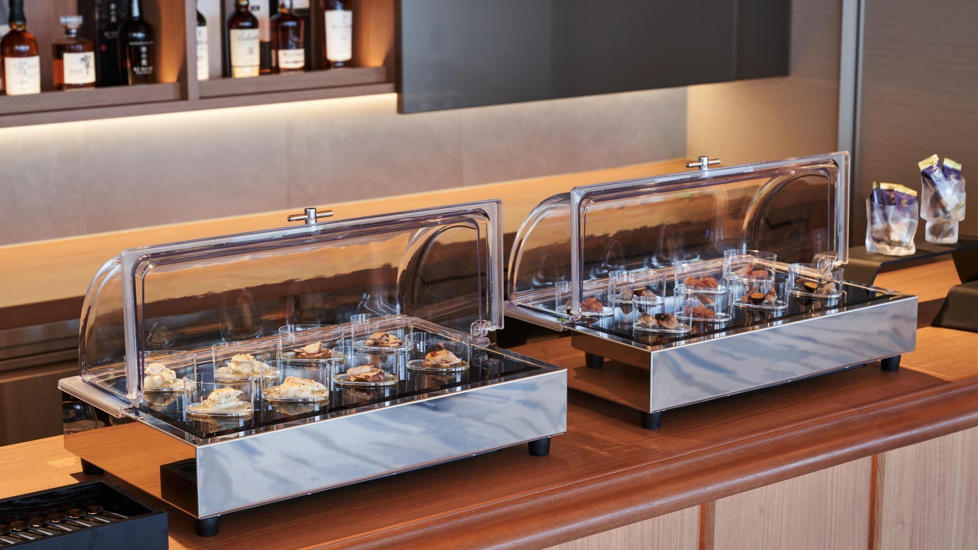 ◆ラウンジ　間　AWAI｜昼はフリーフロータイムとして、フリードリンクやフィンガーフードのご提供。