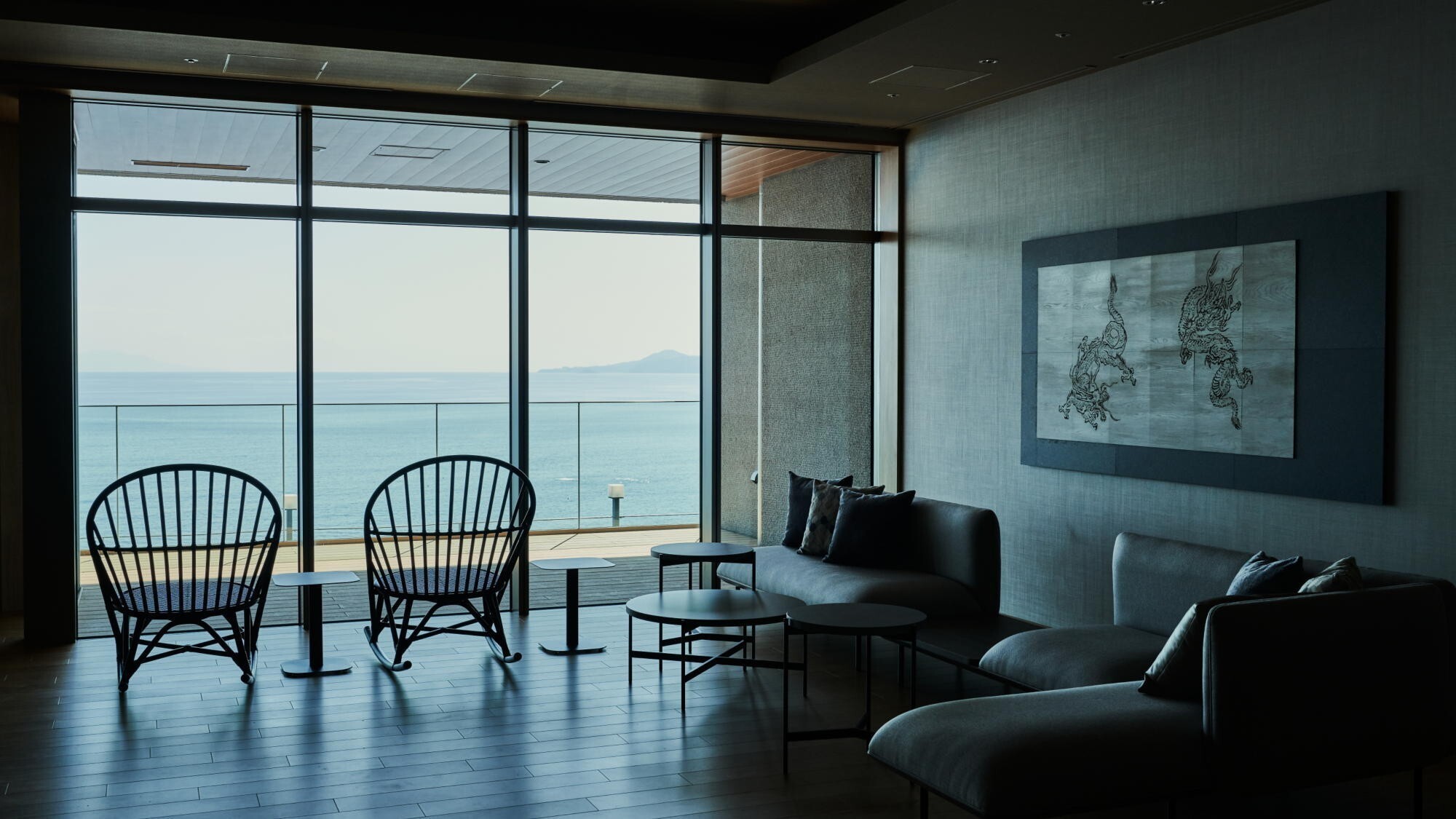 ◆湯上りサロン｜フリードリンクに喉を潤し、テラスで風に吹かれながら海を眺める。