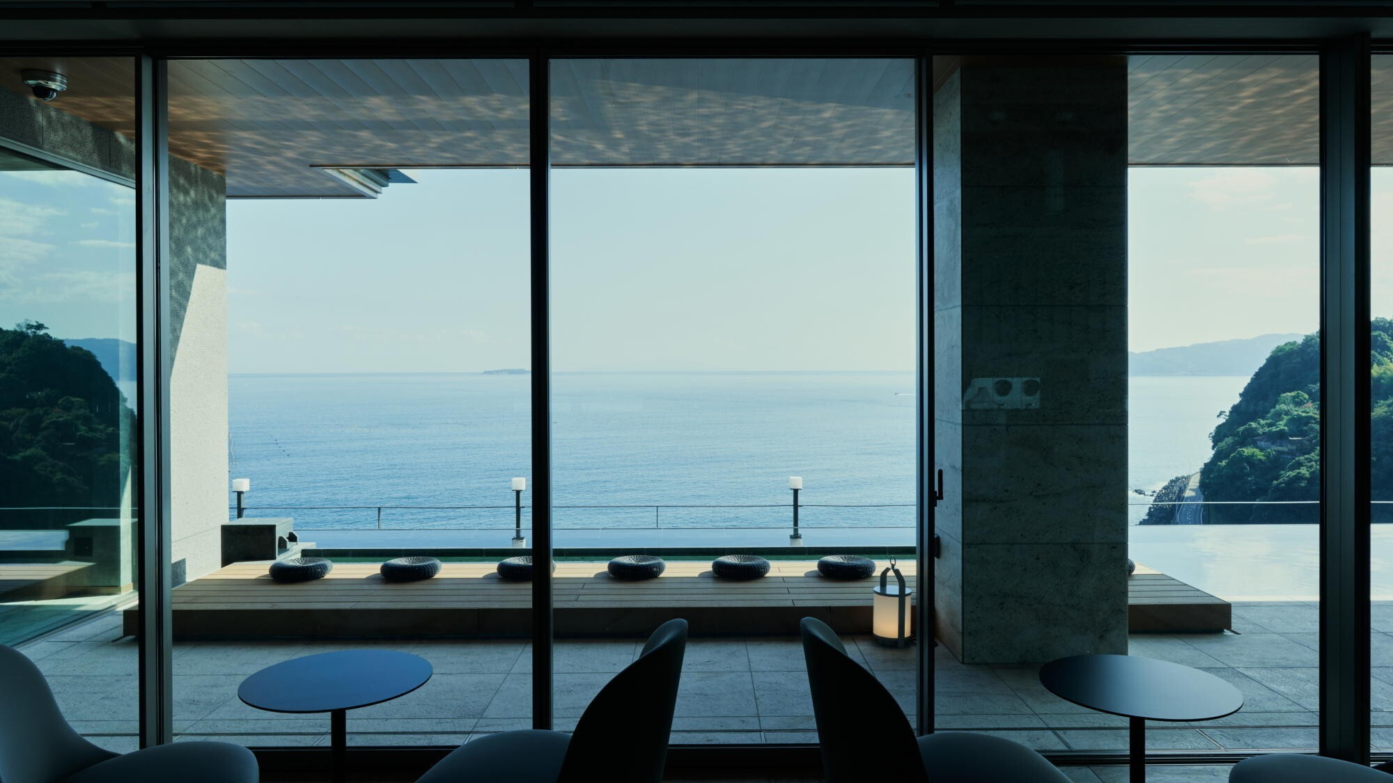 ◆足湯｜最上階に位置するテラスでは、相模湾を望みながらの足湯を堪能。