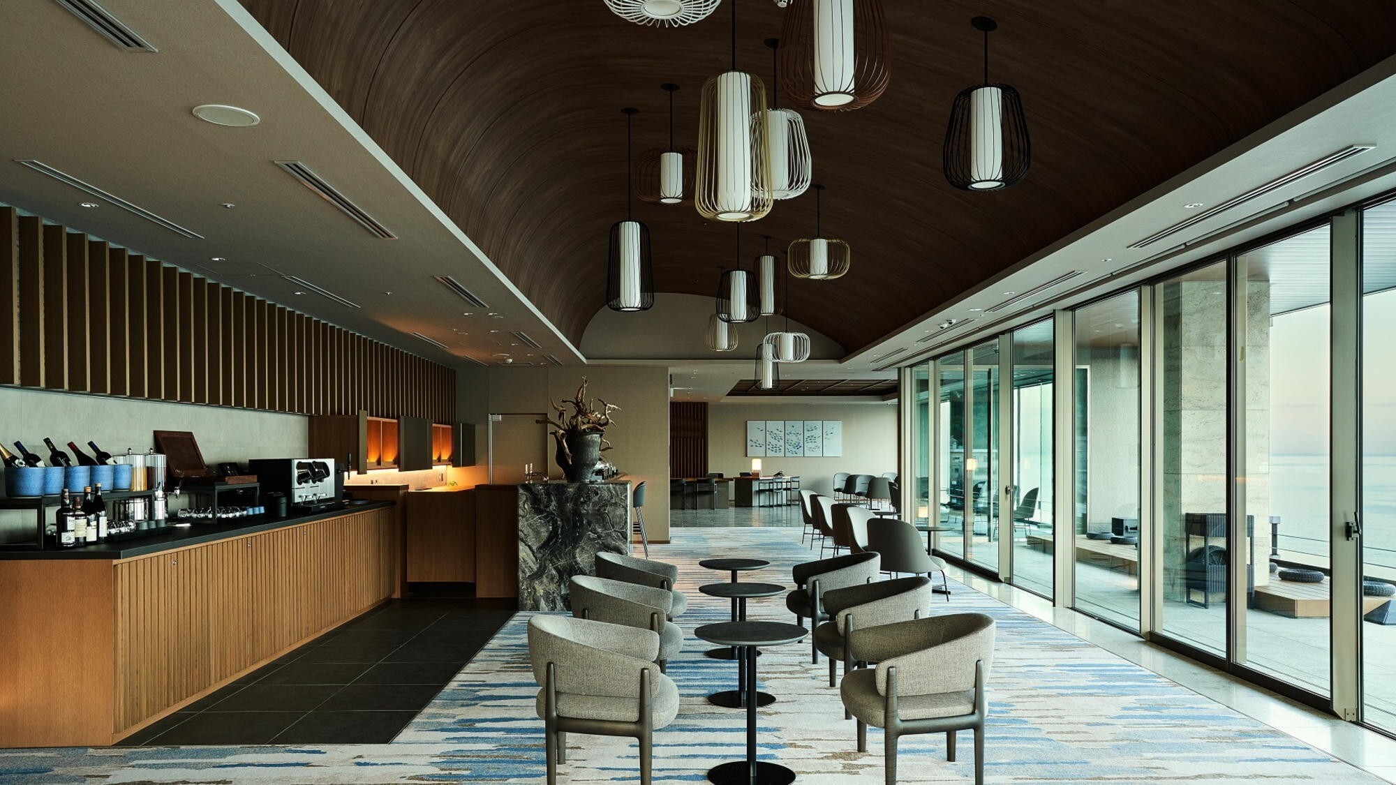 ◆ラウンジ　間　AWAI｜大海原を望む最上階に位置する、旅先での特別な時間が愉しめるゲストラウンジ。