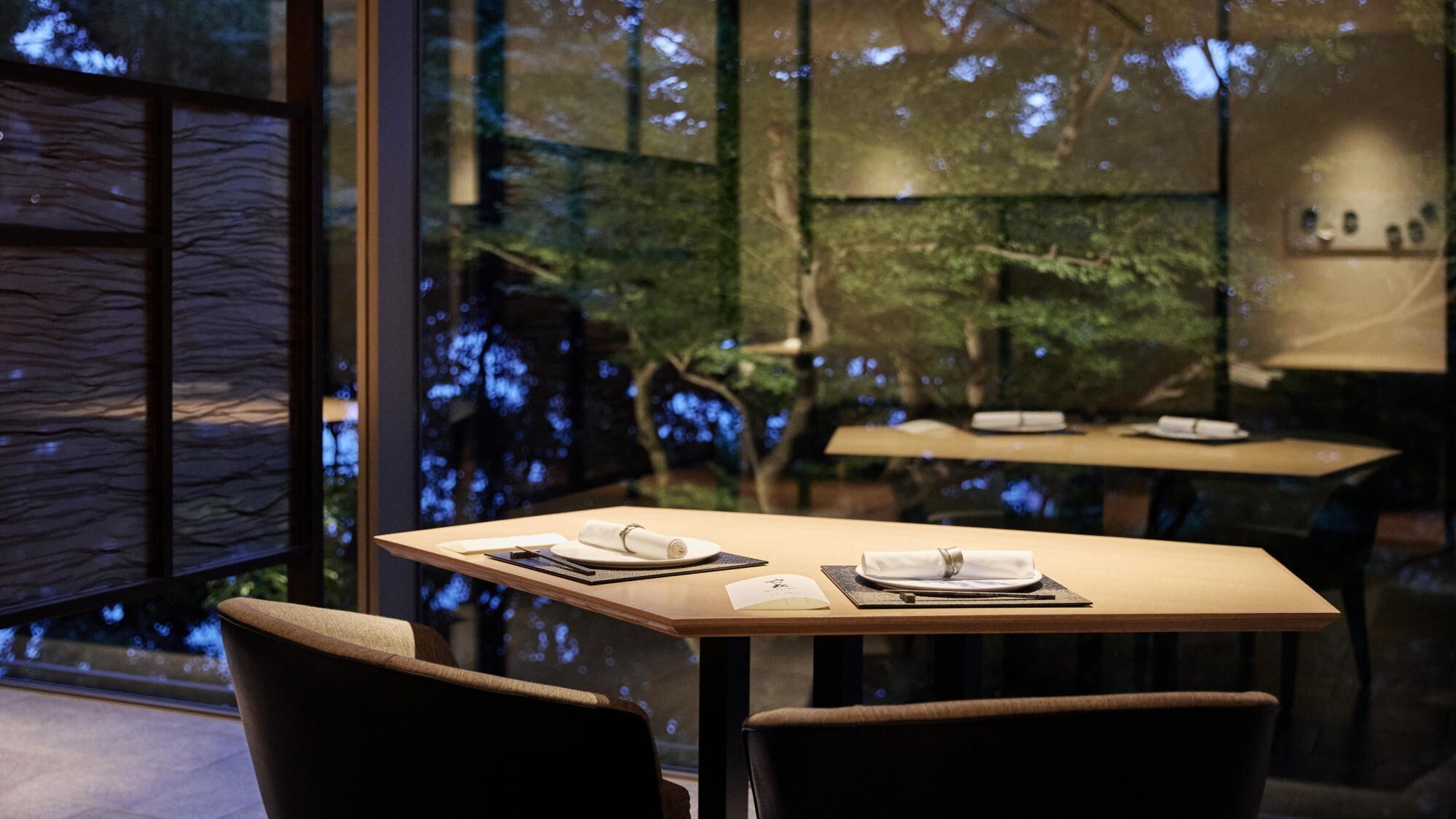 ◆ダイニング　六つ喜｜17：00入店に限り、窓際席（2名様限定）のリクエストをご予約時に承ります。