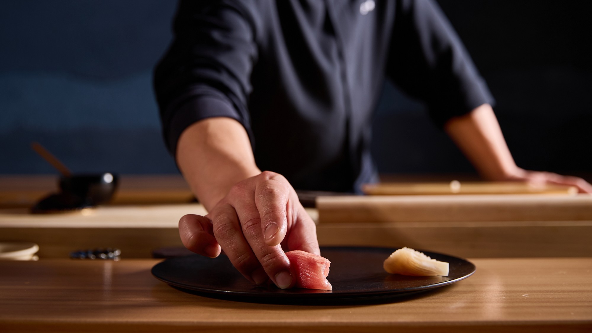 ◆夕食一例（鮨 藍寿）｜寿司職人との会話を愉しみながらいただく至福の一品。