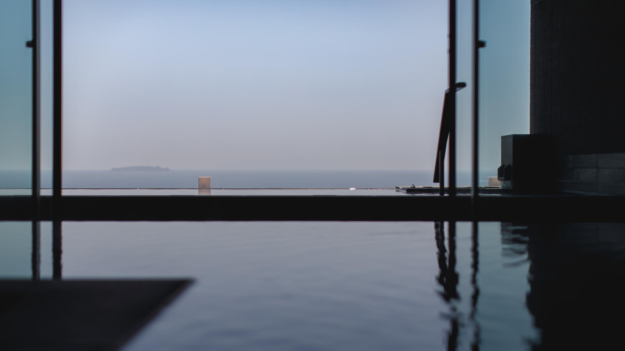 ◆展望露天風呂「阿多美」｜内湯は外の空気も感じられる全面ガラス張りのモダンで洗練されたデザイン。