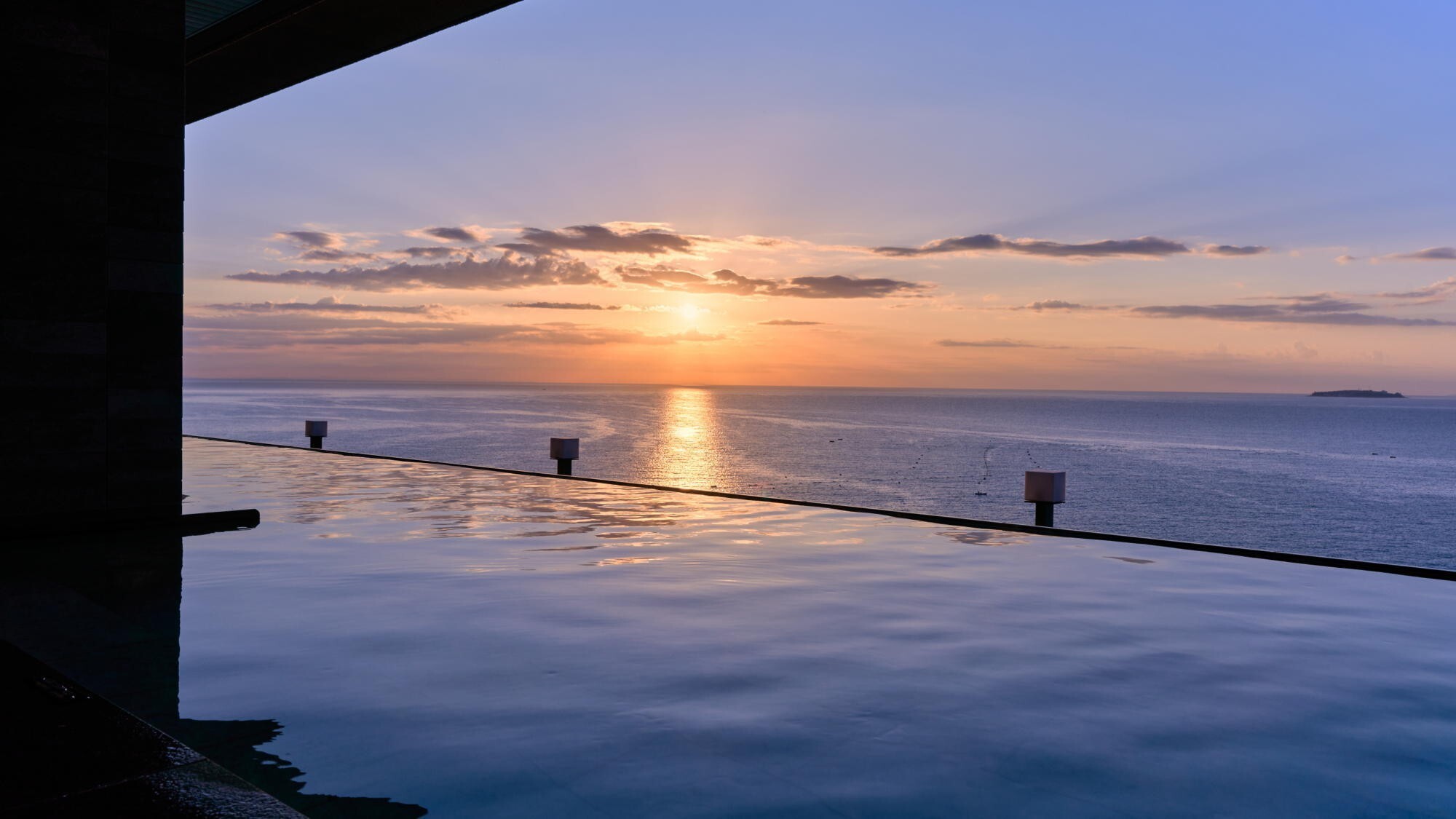 ◆展望露天風呂「阿多美」｜相模湾を一望でき、やわらかい湯に包まれて心身が開放されていく時間。