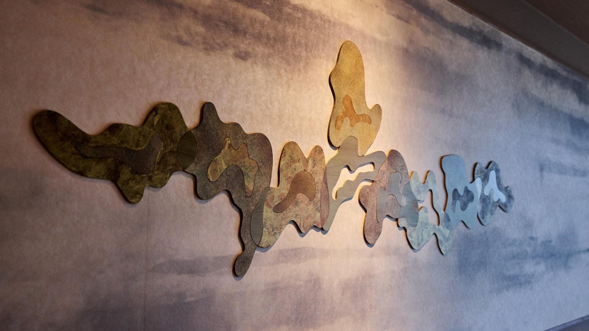 ◆デラックスルーム（和タイプ）｜相模湾の朝焼けをイメージした温かな設え。