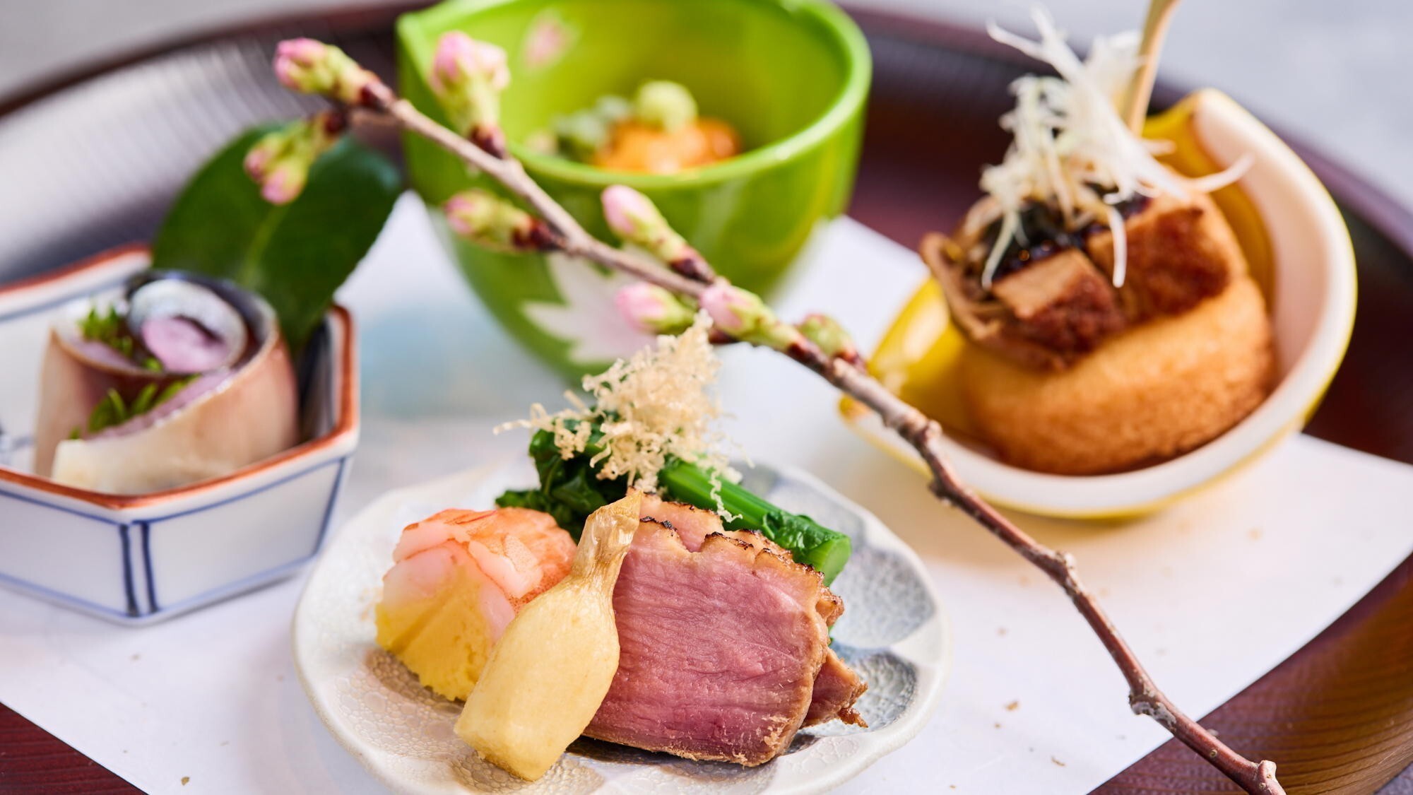 ◆夕食一例（六つ喜）｜季節を主題とし、四季を通じて彩りと味わいを豊かに感じる和会席。※写真は一例