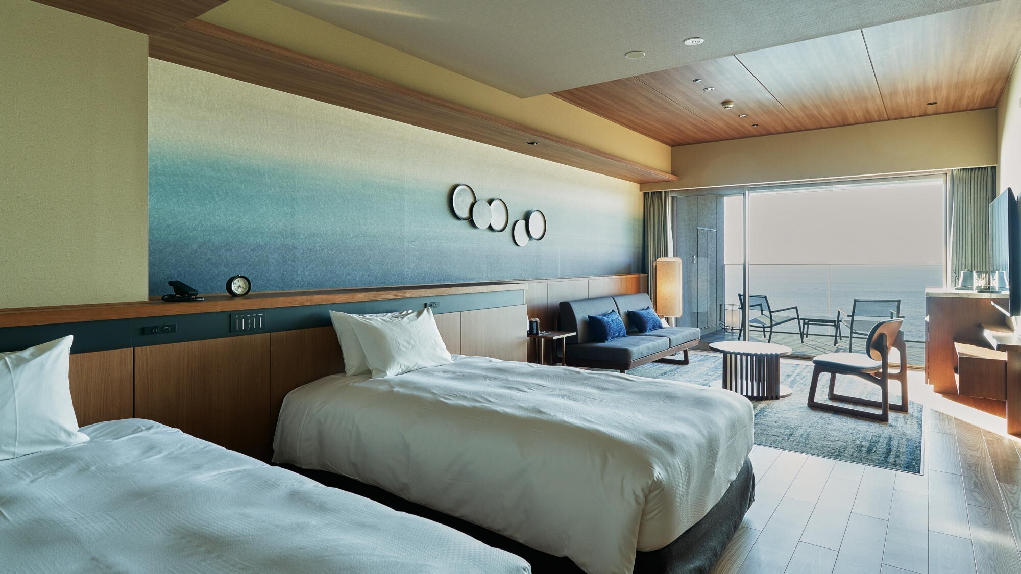 ◆デラックスルーム高層階（洋タイプ）|空と海が連なる一幅の絵のような風景が広がるお部屋。