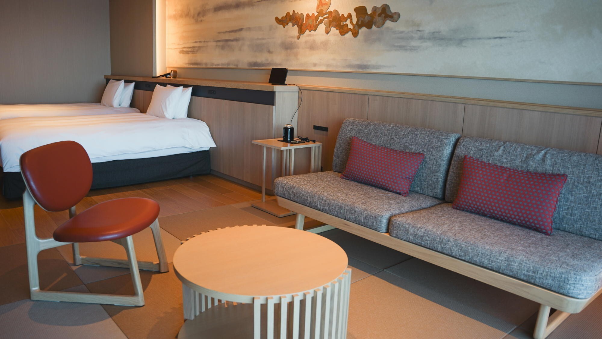 ◆デラックスルーム（和タイプ）｜温かな色味を基調とした家具を揃えている。