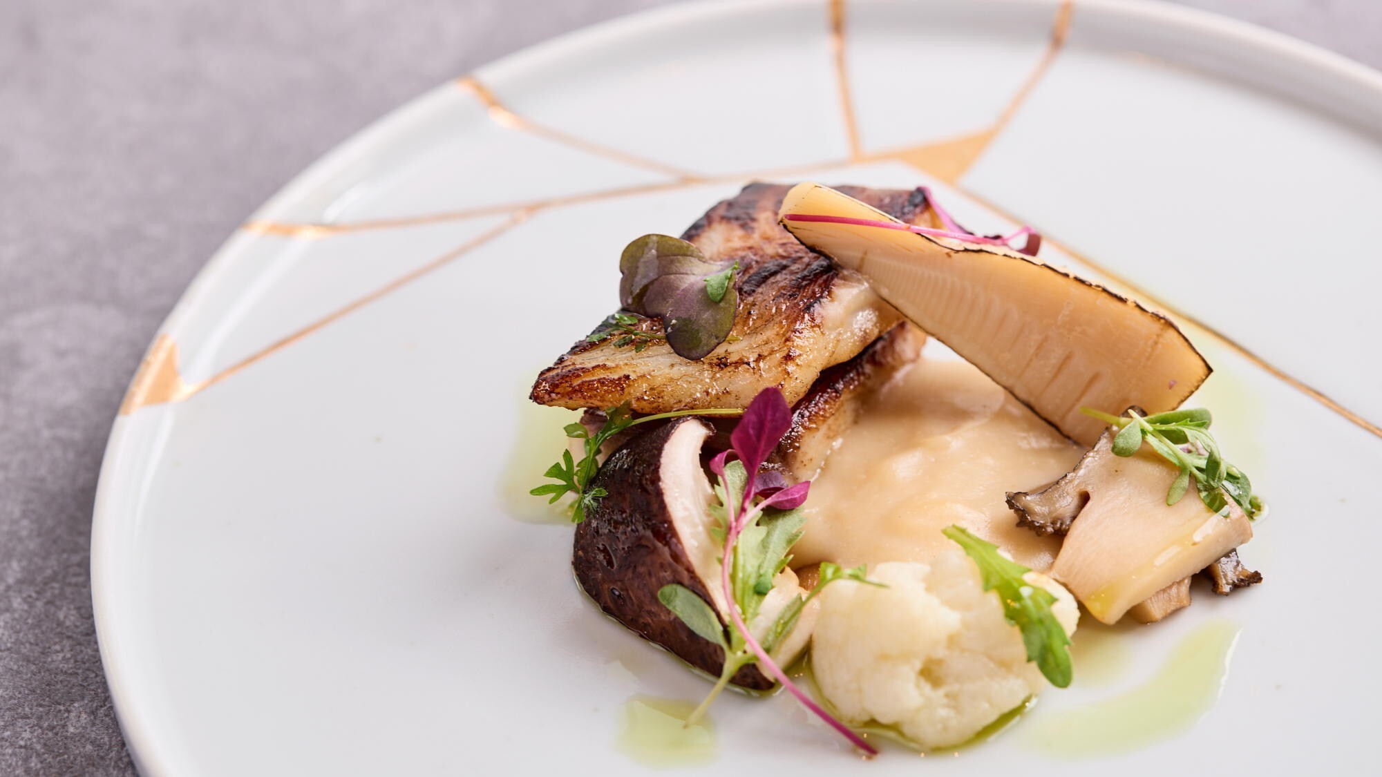 ◆夕食一例（六つ喜）｜メインは魚料理、３種類から１品選べるプリフィックススタイル。　※写真は一例