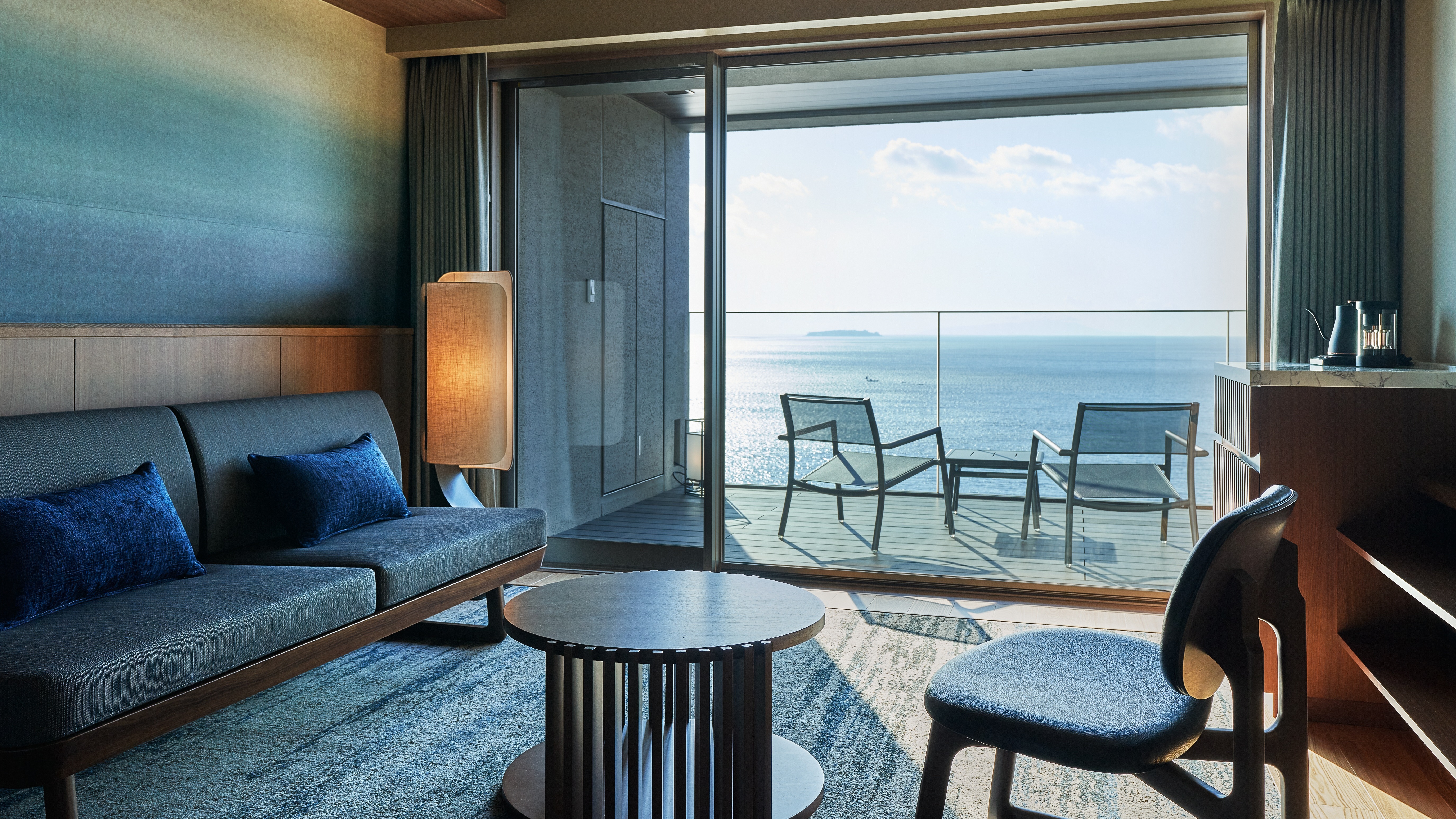 ◆デラックスルーム高層階（洋タイプ）|空と海が連なる一幅の絵のような風景が広がるお部屋。