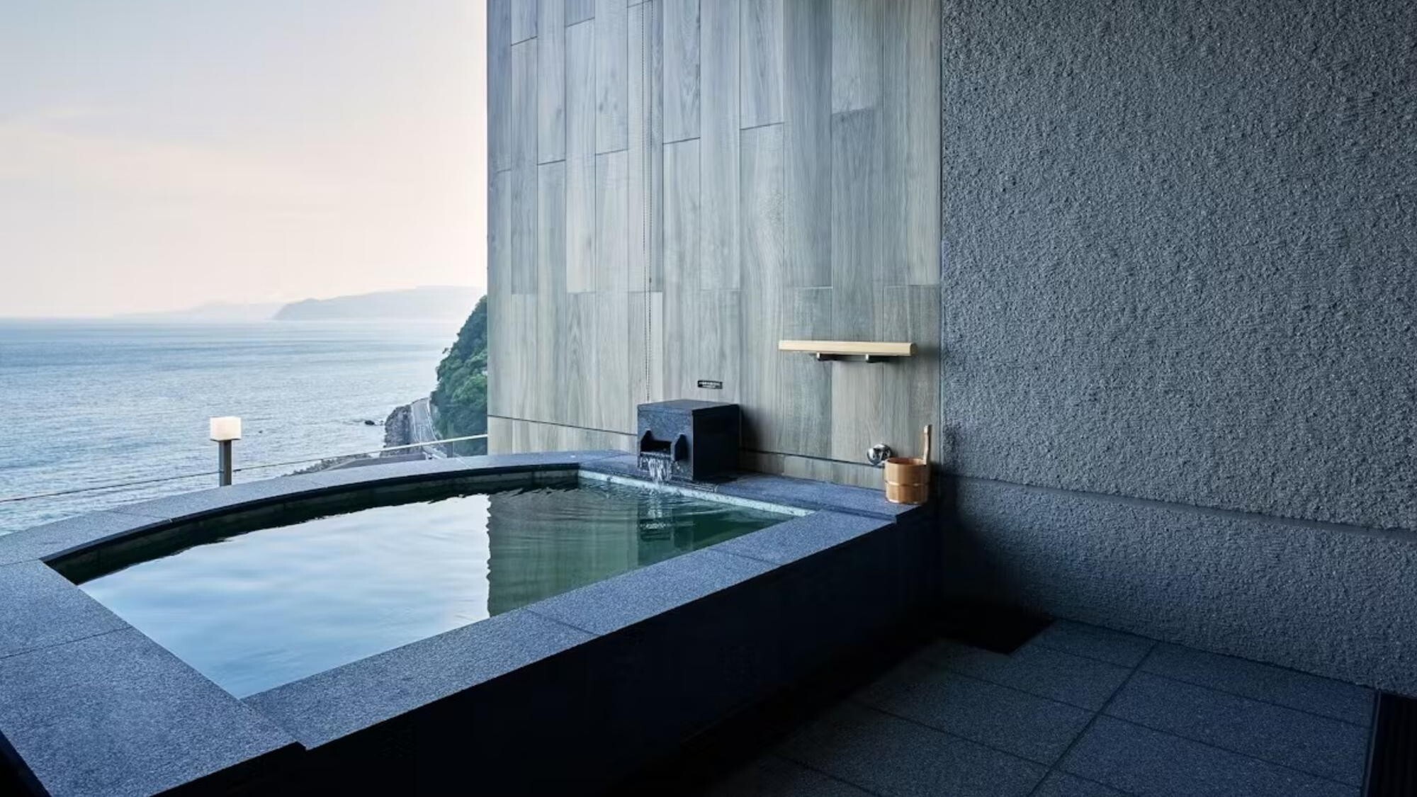 ◆デラックスルーム　露天風呂｜相模湾の大海原を眺めながら愉しみ、心安らぐ時間を。