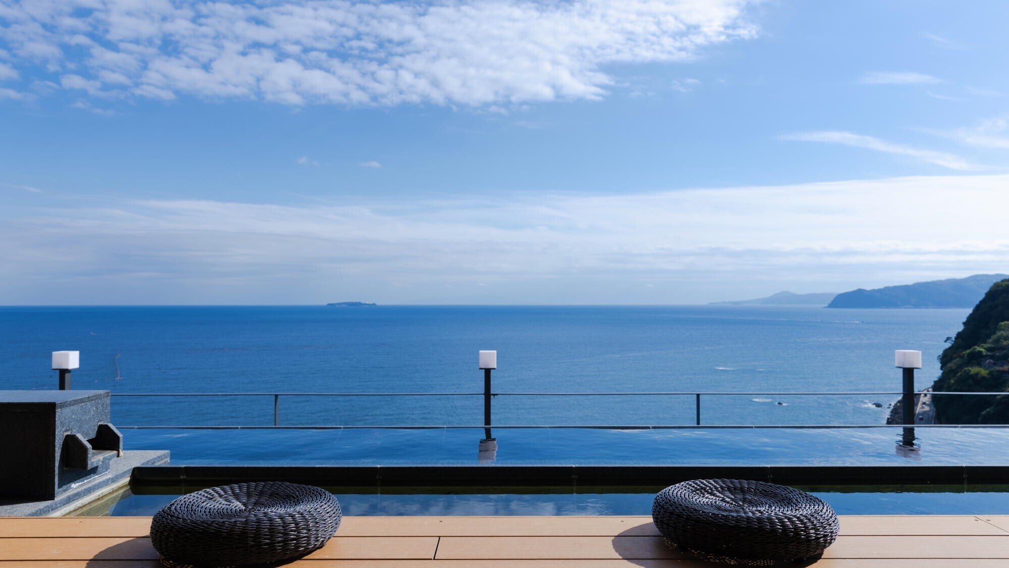 ◆足湯｜最上階に位置するテラスでは、相模湾を望みながらの足湯を堪能。