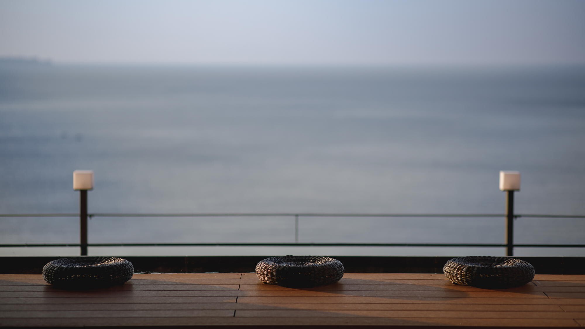 ◆足湯｜大きな空の下、大海原にゆったりと身を委ねる時。